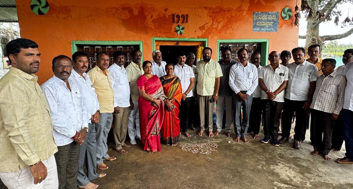 ದೊಡ್ಡಬಳ್ಳಾಪುರ ತಾಲ್ಲೂಕಿನಿನ ಸಾಧುಮಠದಲ್ಲಿ ಪೂಜೆ ಸಲ್ಲಿಸುವ ಮೂಲಕ ಟಿಎಪಿಎಂಸಿಎಸ್‌ (ಬಿಜೆಪಿಜೆಡಿಎಸ್‌) ಚುನಾವಣಯ ಪ್ರಚಾರಕ್ಕೆ ಎನ್‌ಡಿಎ ಬೆಂಬಲಿತ ಅರ್ಭ್ಯರ್ಥಿಗಳು ಚಾಲನೆ ನೀಡಿದರು