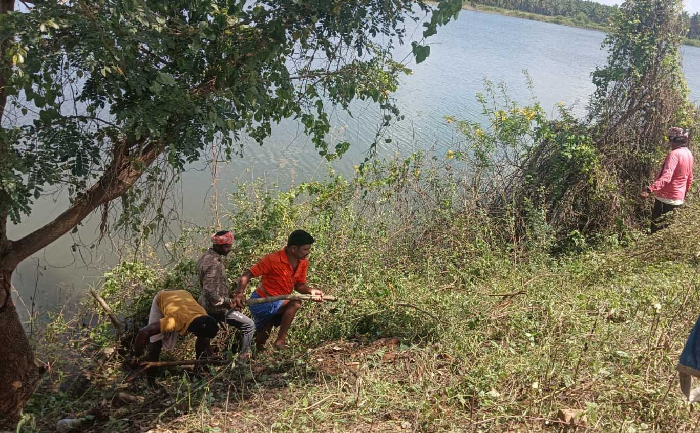 ಚಿಕ್ಕಜಾಜೂರು ಸಮೀಪದ ಅಂದನೂರು ಕೆರೆಯಿಂದ ಸೋರಿಕೆಯಾಗುತ್ತಿರುವ ನೀರಿನ ಜಾಗವನ್ನು ಕೆರೆ ಏರಿಯ ಬದಿಯಲ್ಲಿ ಹುಡುಕಲು ಗಿಡ ಗೆಂಟೆಗಳನ್ನು ಸ್ವಚ್ಛಗೊಳಿಸುತ್ತಿರುವ ಸಣ್ಣ ನೀರಾವರಿ ಇಲಾಖೆಯ ಕೂಲಿ ಕಾರ್ಮಿಕರು