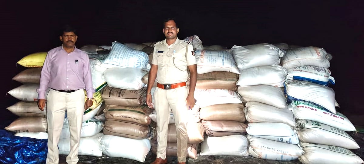 ಮೊಳಕಾಲ್ಮುರು: ಮುಳ್ಳಿನ ಪೊದೆಯಲ್ಲಿ ಬಚ್ಚಿಟ್ಟಿದ್ದ ಪಡಿತರ ಅಕ್ಕಿ ವಶ