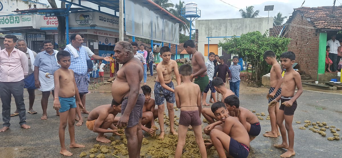 ಕಿಕ್ಕೇರಿ: ಸಾಸಲು ಗ್ರಾಮದಲ್ಲಿ ಸಂಭ್ರಮದ ಸಗಣಿ ಹಬ್ಬ