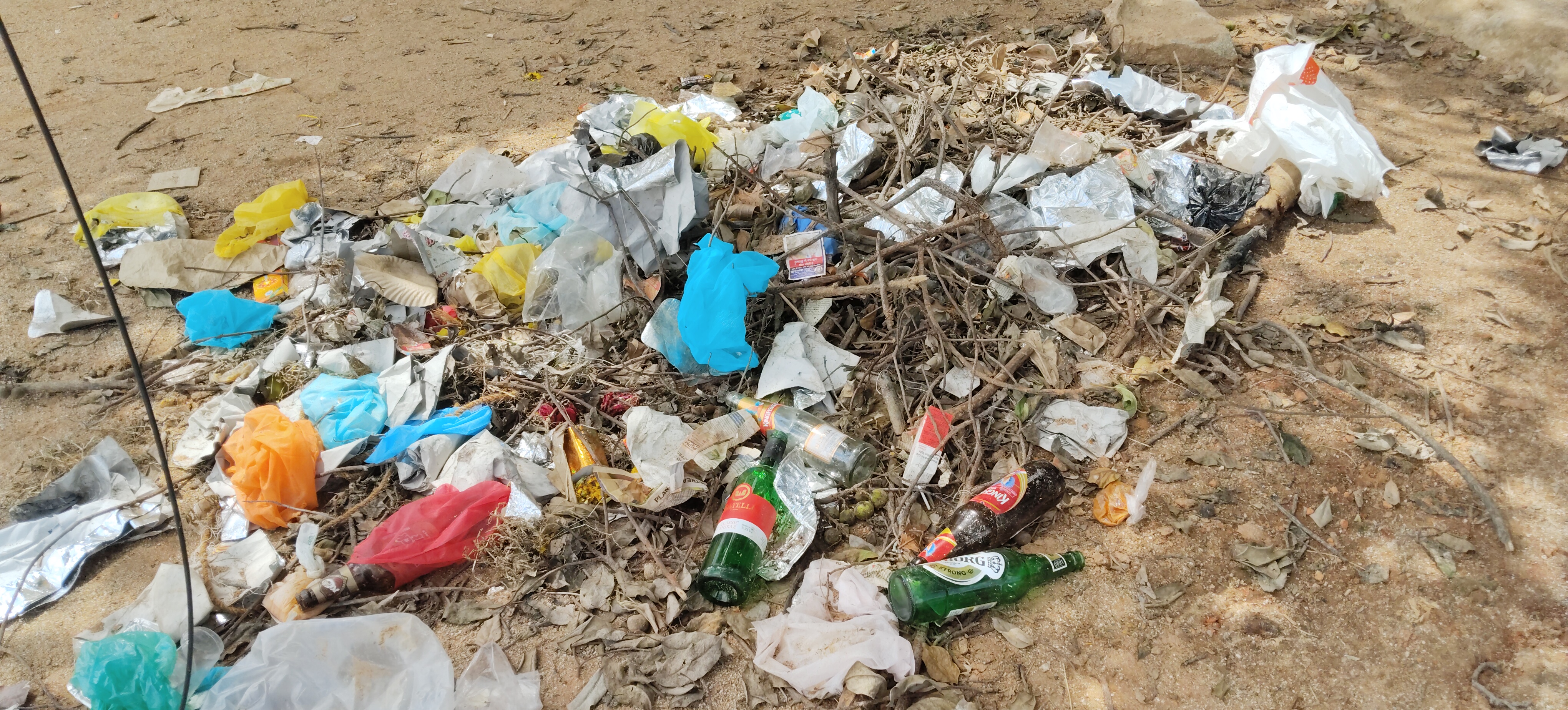 ಕಸ ಮತ್ತು ಬಿಯರ್ ಬಾಟಲಿಗಳು