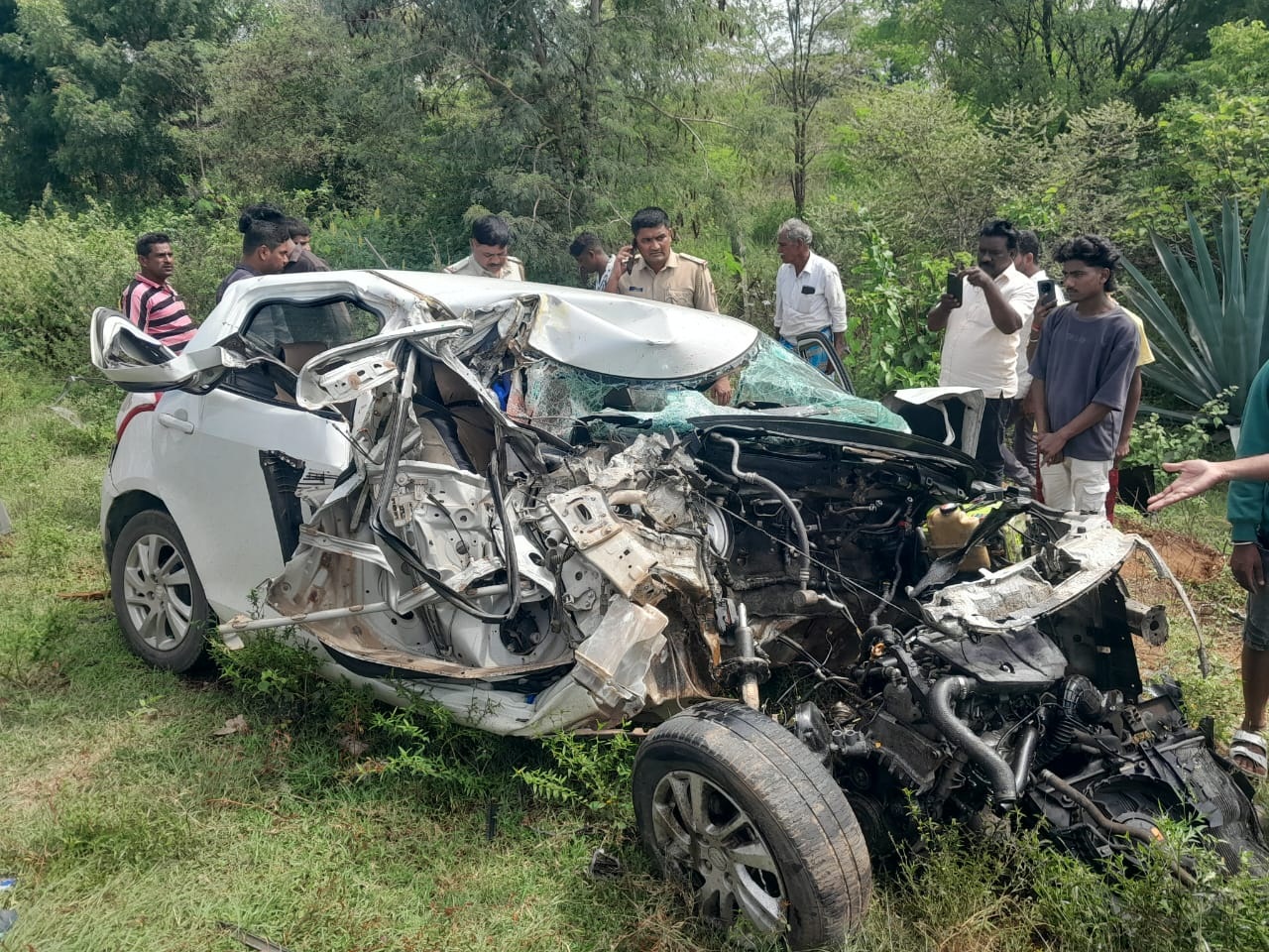 ಗುಂಡ್ಲುಪೇಟೆ ತಾಲ್ಲೂಕಿನ ಮೈಸೂರು-ಊಟಿ ರಾಷ್ಟ್ರೀಯ ಹೆದ್ದಾರಿ-766ರ ಮಾದಾಪಟ್ಟಣ ಗೇಟ್ ಬಳಿ ನಡೆದ ಅಪಘಾತದಲ್ಲಿ ನಜ್ಜುಗುಜ್ಜಾದ ಕಾರು 