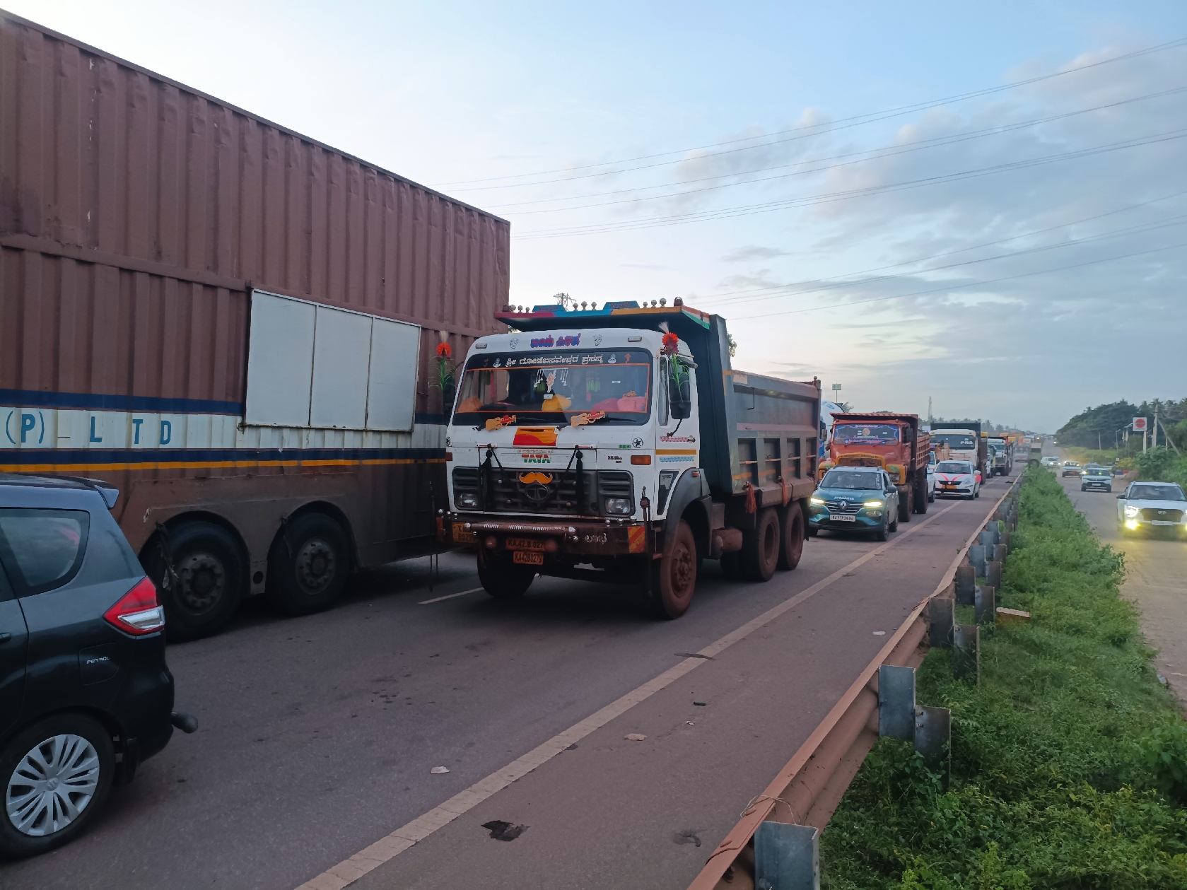 ಮುನಿರಾಬಾದ್ ಸಮೀಪ ರಾಷ್ಟ್ರೀಯ ಹೆದ್ದಾರಿಯಲ್ಲಿ ಸಾಲುಗಟ್ಟಿ ನಿಂತ ವಾಹನಗಳು
