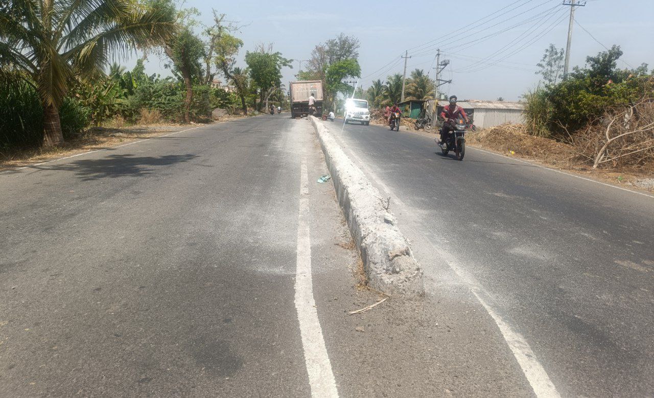 ಚಿಕ್ಕೋಡಿ ತಾಲ್ಲೂಕಿನ ನಣದಿ ಕ್ರಾಸ್ ಬಳಿಯಲ್ಲಿ ಲಾರಿಯೊಂದು ಡಿವೈಡರ್ ಸೀಳಿಕೊಂಡು ದೂರ ಸಾಗಿ ನಿಂತಿರುವುದು