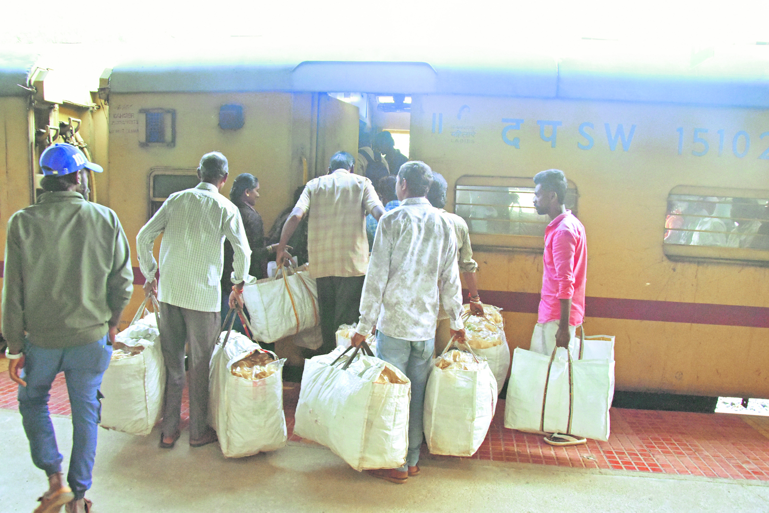 ಬೆಂಗಳೂರಿಗೆ ರೈಲಿನಲ್ಲಿ ಹೊರಟ ಕಲ್ಲೂಡಿ ಹಪ್ಪಳ