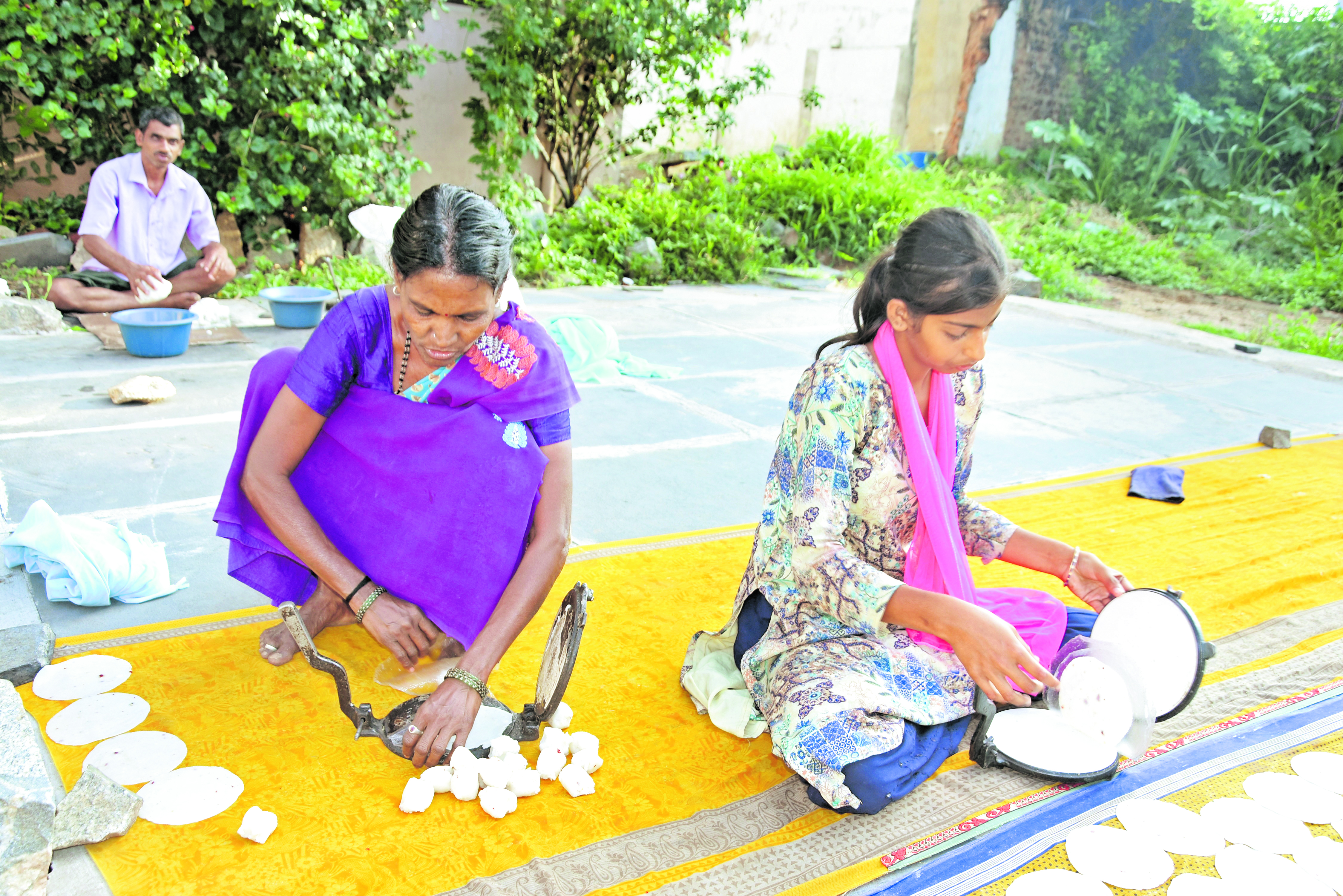 ಹಪ್ಪಳ ತಯಾರಿಯಲ್ಲಿ ನಿರತ ಜನರು 
