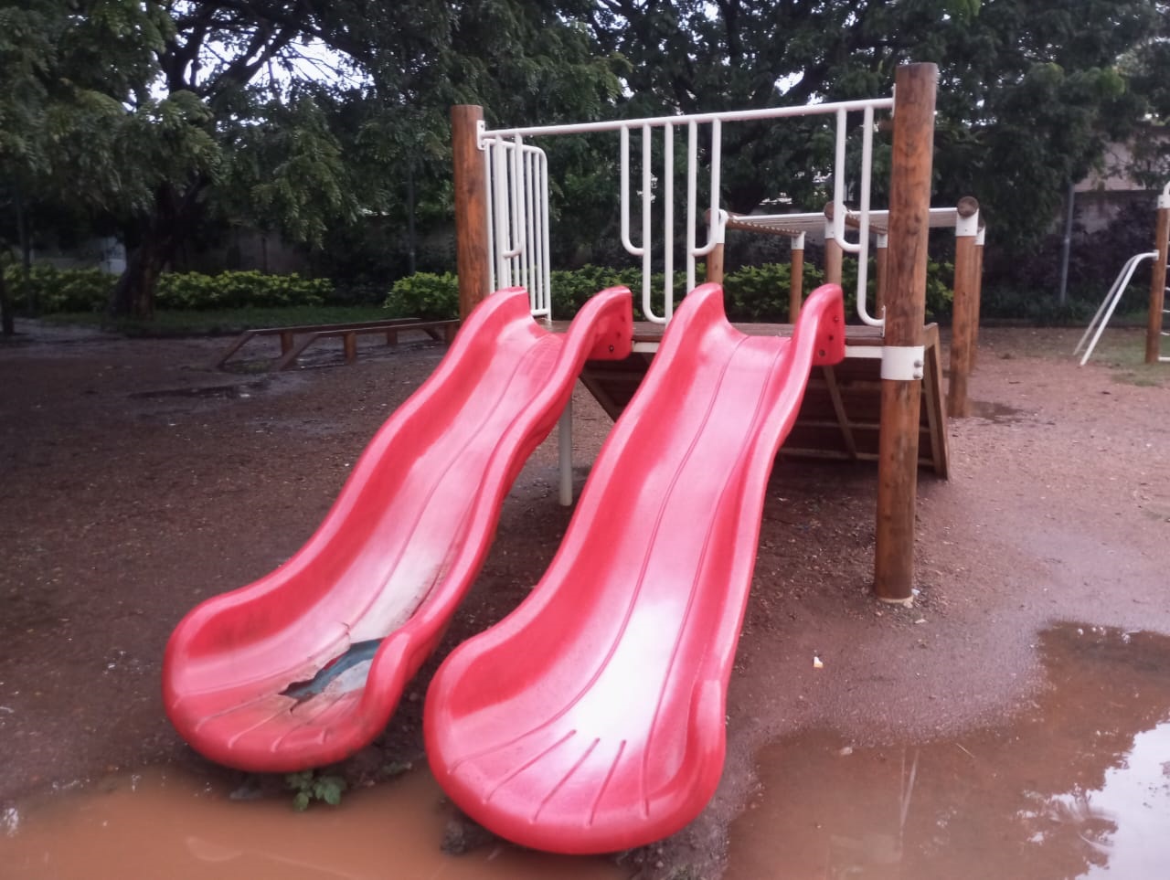 ಹುಬ್ಬಳ್ಳಿ ತೋಳನಕೆರೆ ಉದ್ಯಾನದಲ್ಲಿರುವ ಮಕ್ಕಳ ಆಟಿಕೆ ಸಾಮಗ್ರಿ ಹಾಳಾಗಿದೆ