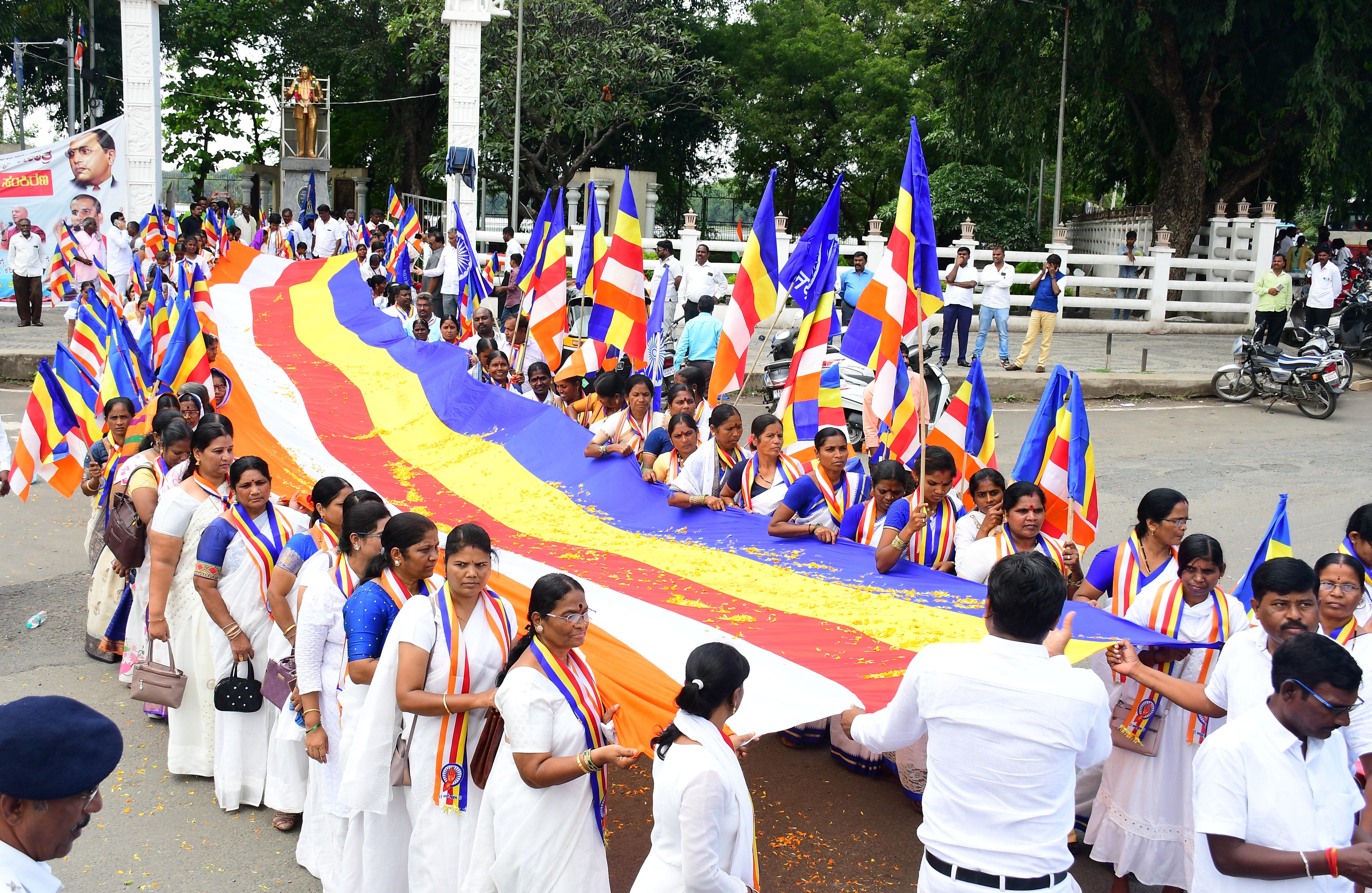 ಕಲಬುರಗಿಯಲ್ಲಿ ಶನಿವಾರ ಧಮ್ಮ-ಧ್ವಜ ಪಂಚಶೀಲ ಧಮ್ಮಯಾತ್ರೆಯ ಅಂಗವಾಗಿ ಬೌದ್ಧ ಸಮ್ಮೇಳನ ಪ್ರಯುಕ್ತ ಹಮ್ಮಿಕೊಂಡಿದ್ದ ಪಾದಯಾತ್ರೆಯಲ್ಲಿ ಬೌದ್ಧ ಉಪಾಸಕಿಯರು ಪಾಲ್ಗೊಂಡಿದ್ದರು