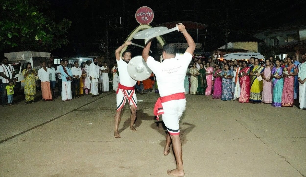 ದೀಪೋತ್ಸವಕ್ಕೆ ಮೆರುಗು ನೀಡಿದ ಕಳರಿ ಪ್ರದರ್ಶನ