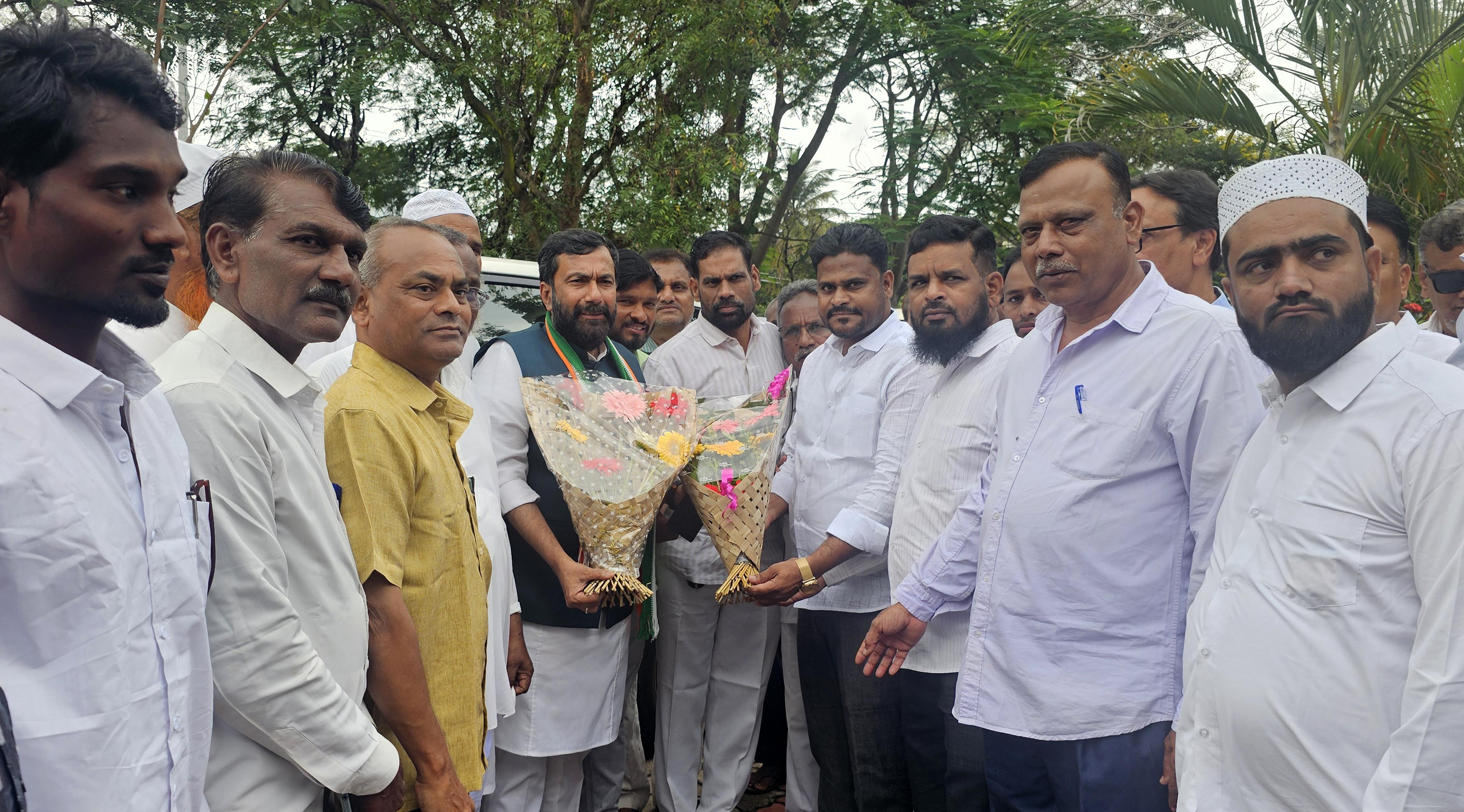 ಹುಕ್ಕೇರಿಯಲ್ಲಿ ಕಾಂಗ್ರೆಸ್ ಕಾರ್ಯಕರ್ತರ ಸಭೆಯಲ್ಲಿ ಪಾಲ್ಗೊಳ್ಳಲು ಶನಿವಾರ ಆಗಮಿಸಿದ್ದ ವಿಧಾನ ಪರಿಷತ್ ಮುಖ್ಯ ಸಚೇತಕ ಸಲೀಂ ಅಹ್ಮದ್ ಅವರನ್ನು ಪುರಸಭೆ ಅಧ್ಯಕ್ಷ ಇಮ್ರಾನ ಮೊಮೀನ್ ಗ್ಯಾರಂಟಿ ಅನುಷ್ಟಾನ ಕಮಿಟಿ ಅಧ್ಯಕ್ಷ ಶಾನೂಲ್ ತಹಸೀಲ್ದಾರ್ ಮತ್ತು ಕಾರ್ಯಕರ್ತರು ಬರಮಾಡಿಕೊಂಡರು.