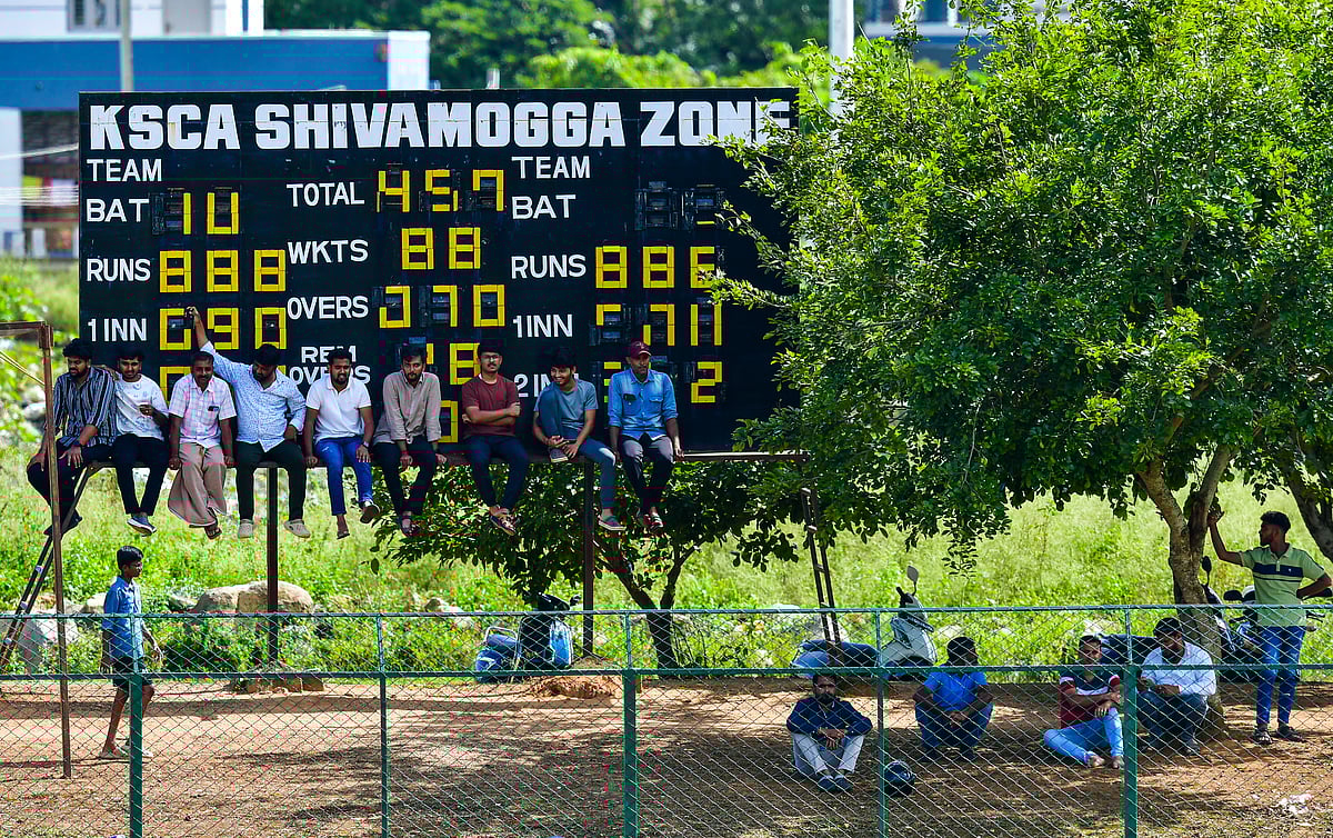 ಶಿವಮೊಗ್ಗ | ರಣಜಿ ಪಂದ್ಯ: ಸ್ಕೋರ್‌ ಬೋರ್ಡ್‌ ಏರಿದ್ರು, ಬಸ್‌ ಹಿಂದೆ ಓಡಿದ್ರು..