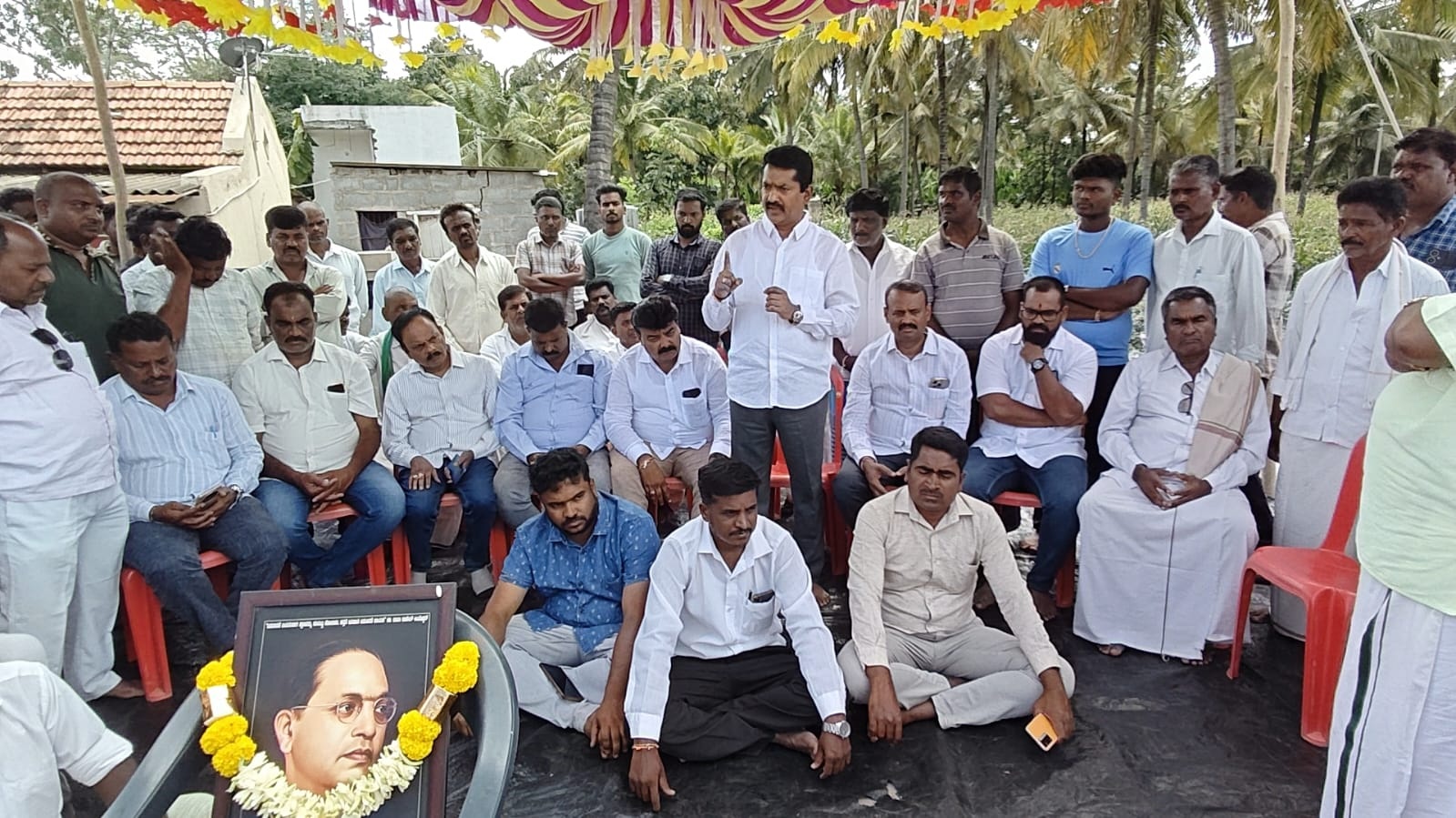 ಜ್ಯೋತಿಗೌಡನಪುರದಲ್ಲಿ ಗ್ರಾಮಸ್ಥರು ನಡೆಸುತ್ತಿರುವ ಪ್ರತಿಭಟನೆಯಲ್ಲಿ ಶನಿವಾರ ಬಿಜೆಪಿ ಜಿಲ್ಲಾ ಘಟಕದ ಅಧ್ಯಕ್ಷ ನಿರಂಜನಕುಮಾರ್ ಭಾಗವಹಿಸಿ ಮಾತನಾಡಿದರು.