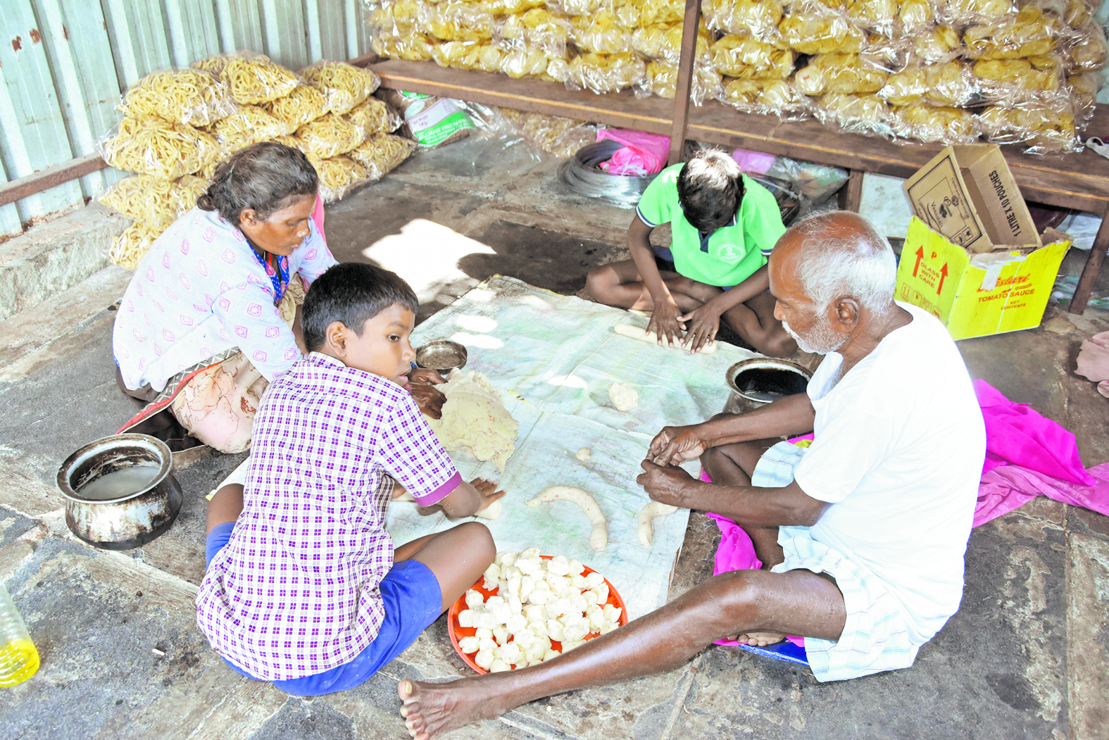 ದೊಡ್ಡೋರ್‌ ಜೊತೆ ಸೇರಿ ನಾವೂ ಹಪ್ಳ ಮಾಡ್ತೀವಿ....  