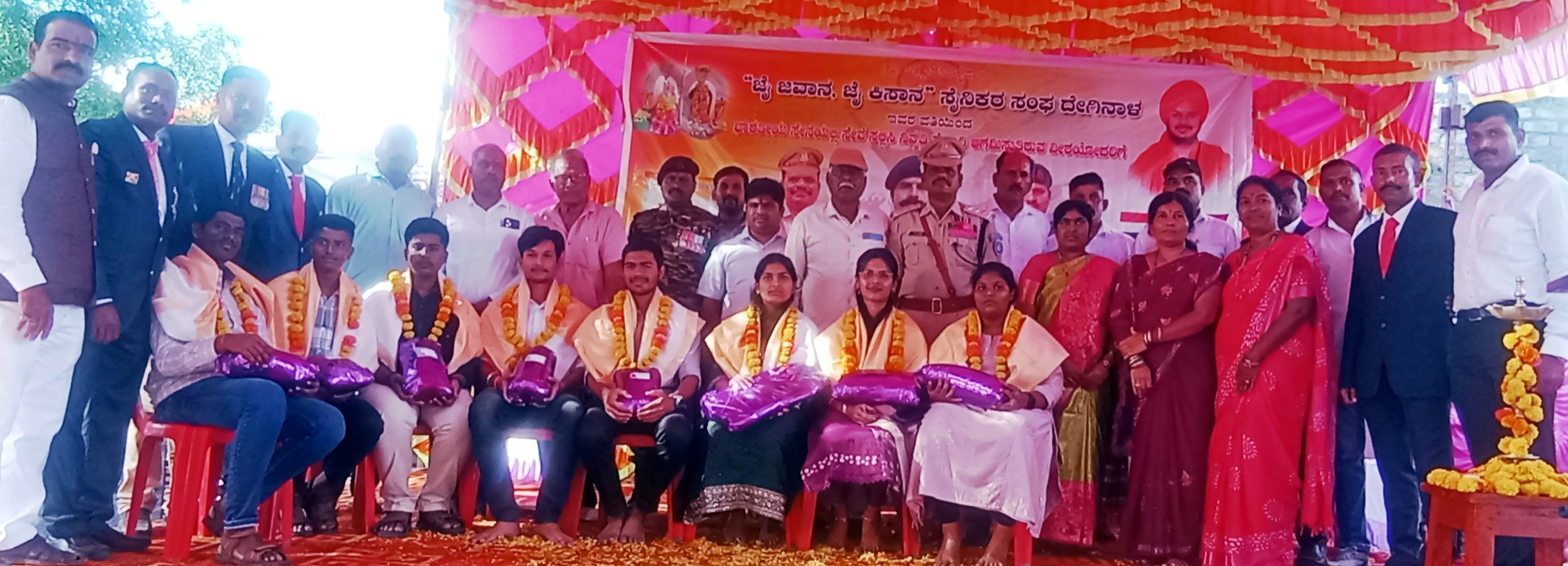 ಹೊರ್ತಿ ಸಮೀಪದ ದೇಗಿನಾಳ ಗ್ರಾಮದ ಮಹಾಲಕ್ಷ್ಮಿದೇವಿ  ಜಾತ್ರಾ ಮಹೋತ್ಸವದ ಪ್ರಯುಕ್ತ ಶನಿವಾರ ನಡೆದ ಕಾರ್ಯಕ್ರಮದಲ್ಲಿ ಗ್ರಾಮದ ಯೋಧರ ಮಕ್ಕಳು ಶಿಕ್ಷಣದ ವಿವಿಧ  ಇತರೆ ಕ್ಷೇತ್ರಗಳಲ್ಲಿ ಸಾಧನೆ ಹಾಗೂ ಎಸ್ ಎಸ್ ಎಲ್ ಸಿ  ಮತ್ತು ಪಿಯುಸಿ ಯಲ್ಲಿ ಅತ್ಯುತ್ತಮ ಅಂಕ ಪಡೆದ ವಿದ್ಯಾರ್ಥಿಗಳನ್ನು ಜೈ ಜವಾನ -ಜೈ ಜವಾನ ಕಿಸಾನ ಸಂಘ ಹಾಗೂ ಹೊರ್ತಿ ಸರ್ವೋದಯ ಕಾಲೇಜು ಹಾಗೂ ಜಾತ್ರಾ ಮಹೋತ್ಸವ ಮತ್ತು ಗ್ರಾಮಸ್ಥರ ವತಿಯಿಂದ ಸನ್ಮಾನಿಸಲಾಯಿತು.