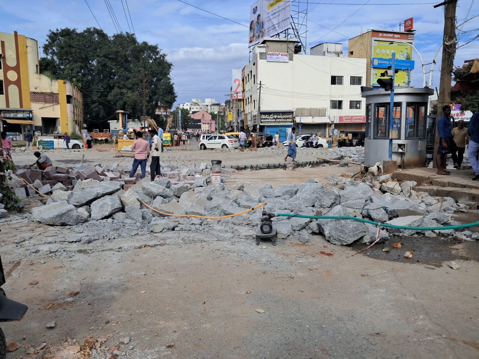 ದಾವಣಗೆರೆಯ ಗಾಂಧಿ ವೃತ್ತದಲ್ಲಿ ಯೂರೋಪಿಯನ್ ಮಾದರಿ ಅಭಿವೃದ್ಧಿಗೆ ನಡೆದಿರುವ ಕಾಮಗಾರಿ–ಪ್ರಜಾವಾಣಿ ಚಿತ್ರ