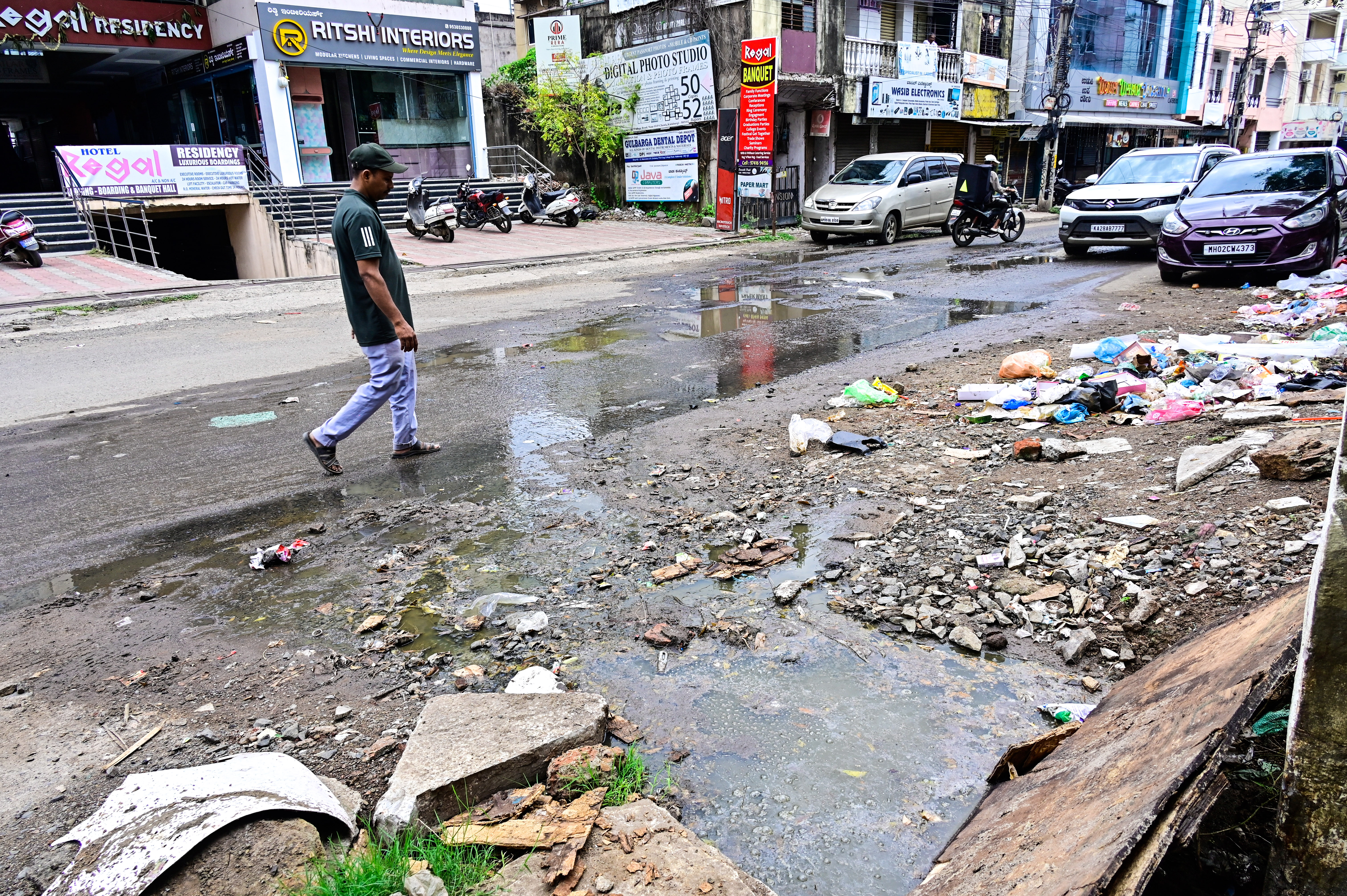 ಕಲಬುರಗಿಯ ಎಸ್‌ವಿಪಿ ವೃತ್ತದಿಂದ ಪಿಡಿಎ ಕಾಲೇಜಿಗೆ ಹೊಗವ ರಸ್ತೆಯಲ್ಲಿ ಚರಂಡಿ ನೀರು ರಸ್ತೆಯಲ್ಲಿ ಹರಿಯುತ್ತಿರುವುದು