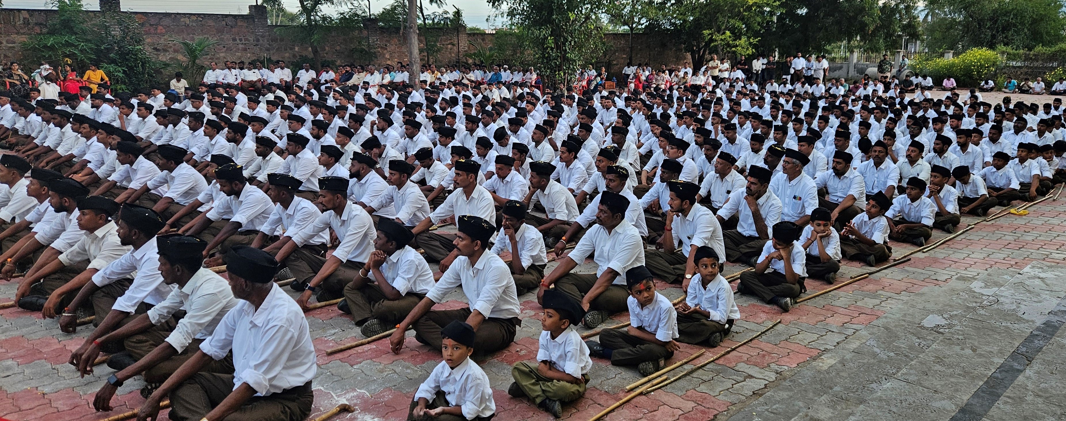 ಮಹಾಲಿಂಗಪುರದ ವಾಸವಿ ಕಲ್ಯಾಣ ಮಂಟಪದ ಆವರಣದಲ್ಲಿ ರಾಷ್ಟ್ರೀಯ ಸ್ವಯಂ ಸೇವಕರ ಸಂಘದ ಶತಾಬ್ದಿ ಹಾಗೂ ವಿಜಯದಶಮಿ ಅಂಗವಾಗಿ ಸಂಘದ ವತಿಯಿಂದ ಭಾನುವಾರ ಹಮ್ಮಿಕೊಂಡ ಸಾರ್ವಜನಿಕ ಸಭೆಯಲ್ಲಿ ಭಾಗವಹಿಸಿದ ಗಣವೇಷಧಾರಿಗಳು