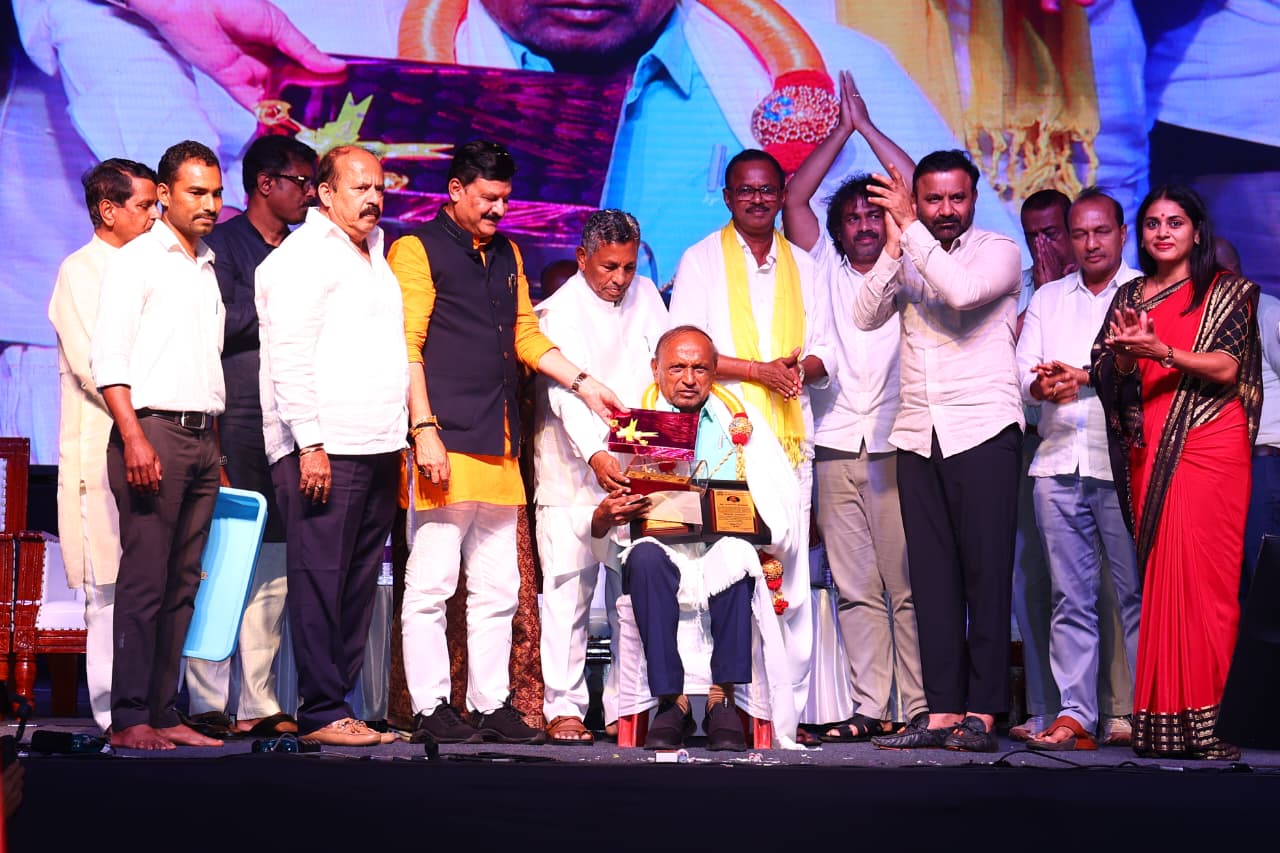 ಸಾಹಿತಿ ಮೈಸೂರಿನ ಕಾಳೇಗೌಡ ನಾಗವಾರ ಅವರಿಗೆ ಪ್ರಶಸ್ತಿ ಪ್ರದಾನ ಮಾಡಲಾಯಿತು