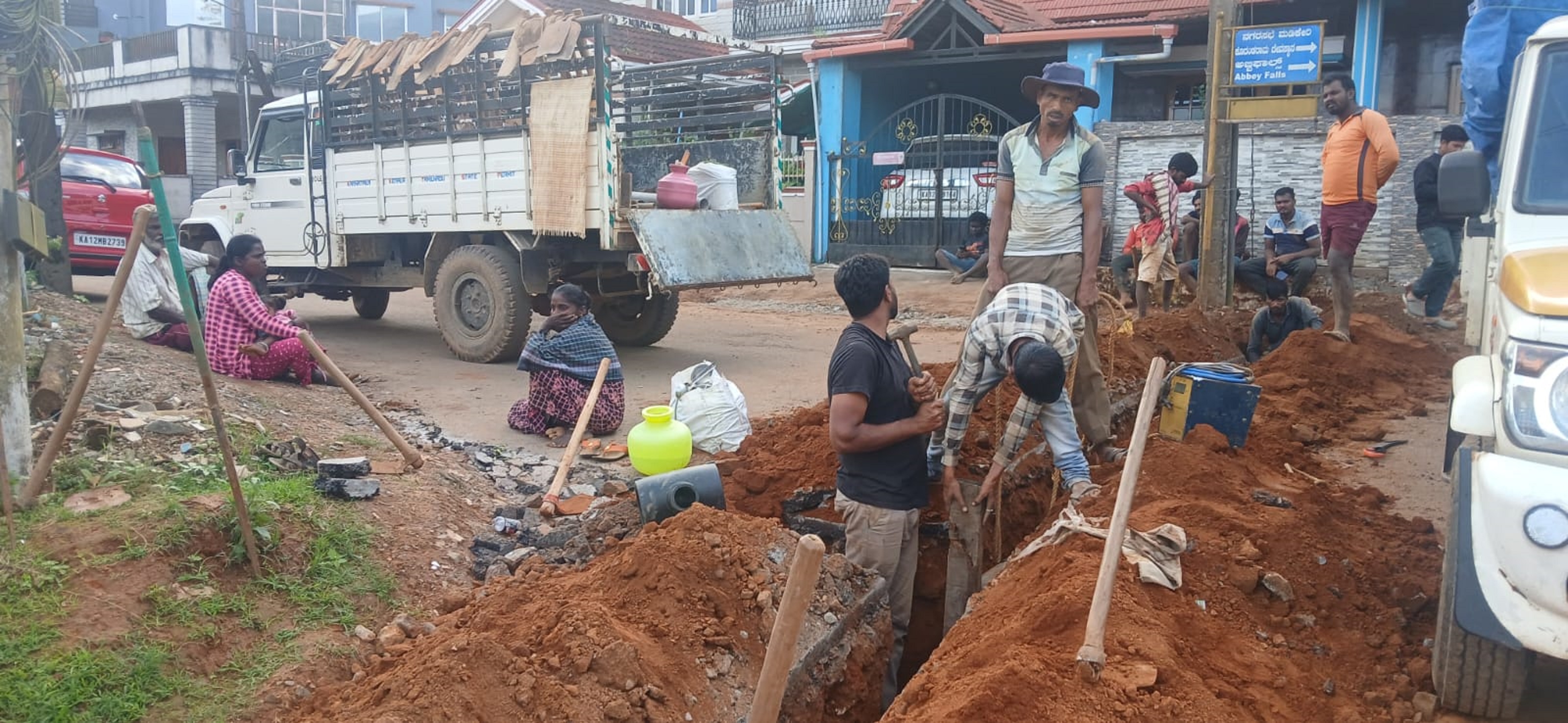ಮಡಿಕೇರಿಯ ಮಲ್ಲಿಕಾರ್ಜುನ ನಗರದಲ್ಲಿ  ಅಮೃತ್–2 ಕಾಮಗಾರಿ ಭಾನುವಾರ ಭರದಿಂದ ನಡೆಯಿತು  ಪ್ರಜಾವಾಣಿ ಚಿತ್ರ/ರಂಗಸ್ವಾಮಿ