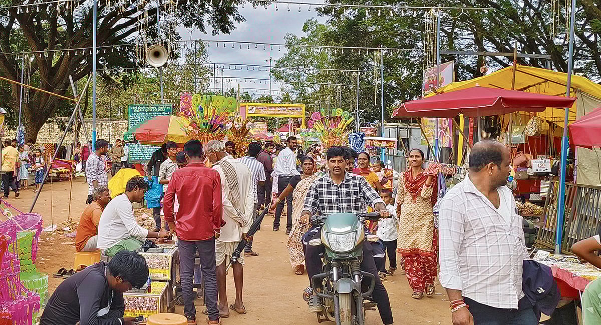ಚನ್ನಮ್ಮನ ಕಿತ್ತೂರು | ಕೋಟೆ ಆವರಣ: ಭಾನುವಾರವೂ ಜನಸಂದಣಿ