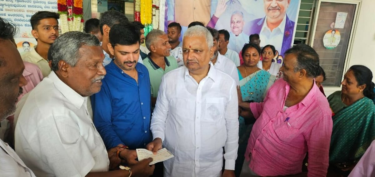 ಭದ್ರಾವತಿ: ದೇವಸ್ಥಾನ ಅಭಿವೃದ್ಧಿಗೆ ₹5 ಲಕ್ಷದ ಚೆಕ್ ನೀಡಿದ ಶಾಸಕ