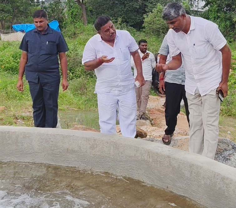 ಶಾಸಕ ಎಸ್.ಎನ್.ಸುಬ್ಬಾರೆಡ್ಡಿ ನೀರನ್ನು ಪರಿಶೀಲನೆ ಮಾಡುತ್ತಿರುವುದು. ಕೆಡಿಪಿ ಸದಸ್ಯ ಪಿ.ಮಂಜುನಾಥರೆಡ್ಡಿ ಇದ್ದರು