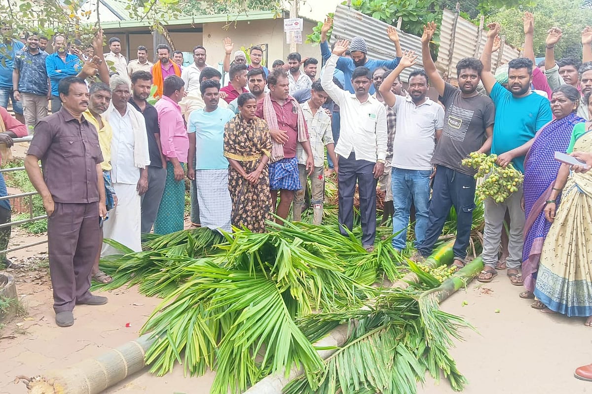 ಚನ್ನಗಿರಿ: ಅರಣ್ಯ ಇಲಾಖೆ ಕಚೇರಿ ಮುಂದೆ ರೈತರ ಪ್ರತಿಭಟನೆ