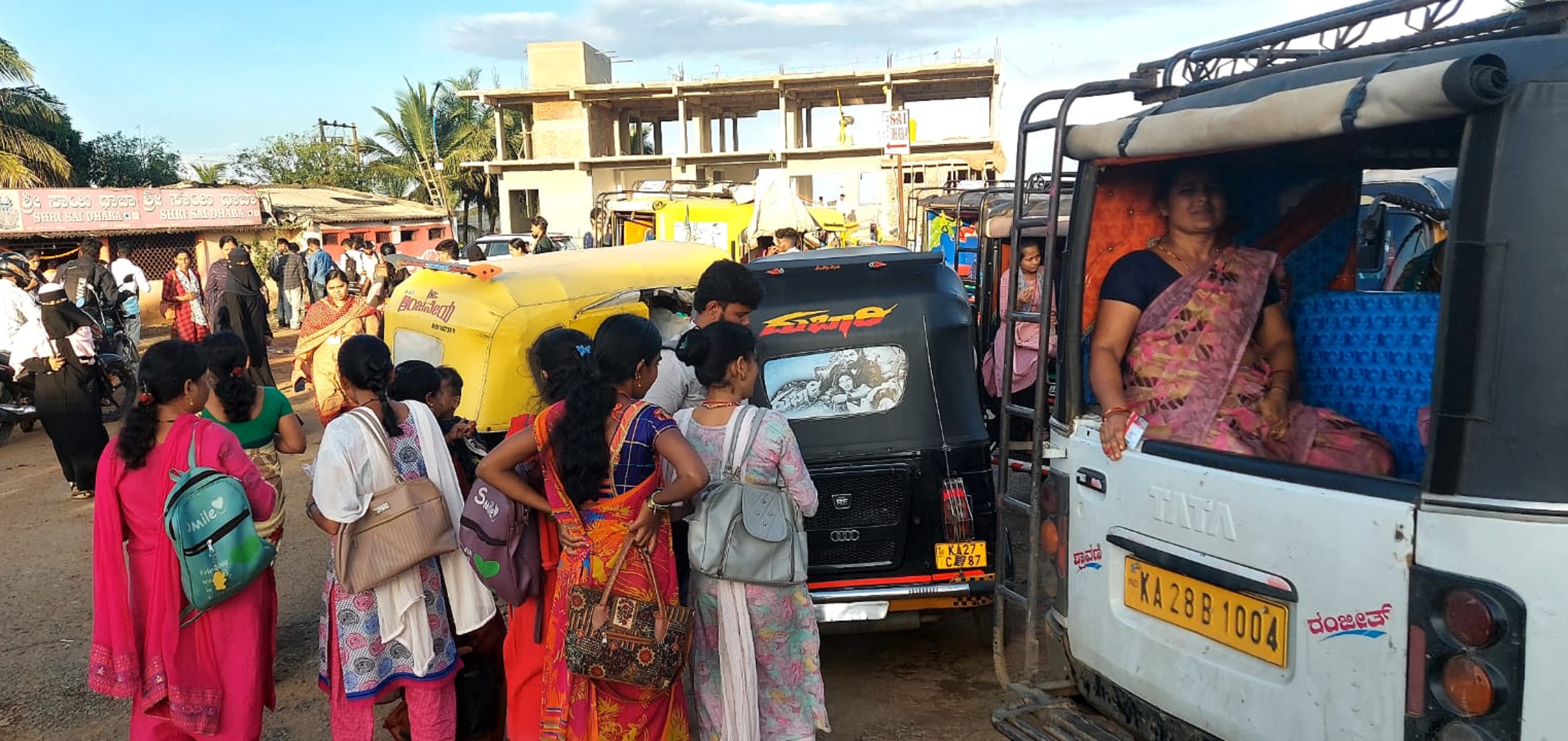 ಹಾವೇರಿ ಜಿಲ್ಲೆಯ ಬಂಕಾಪುರ ಬಳಿಯ ಗಾರ್ಮೆಂಟ್ಸ್ ಕಾರ್ಖಾನೆ ಎದುರು ನಿಂತಿರುವ ಗೂಡ್ಸ್ ವಾಹನದಲ್ಲಿ ಪ್ರಯಾಣಿಸಲು ನಿಂತಿದ್ದ ಮಹಿಳಾ ಉದ್ಯೋಗಿಗಳು