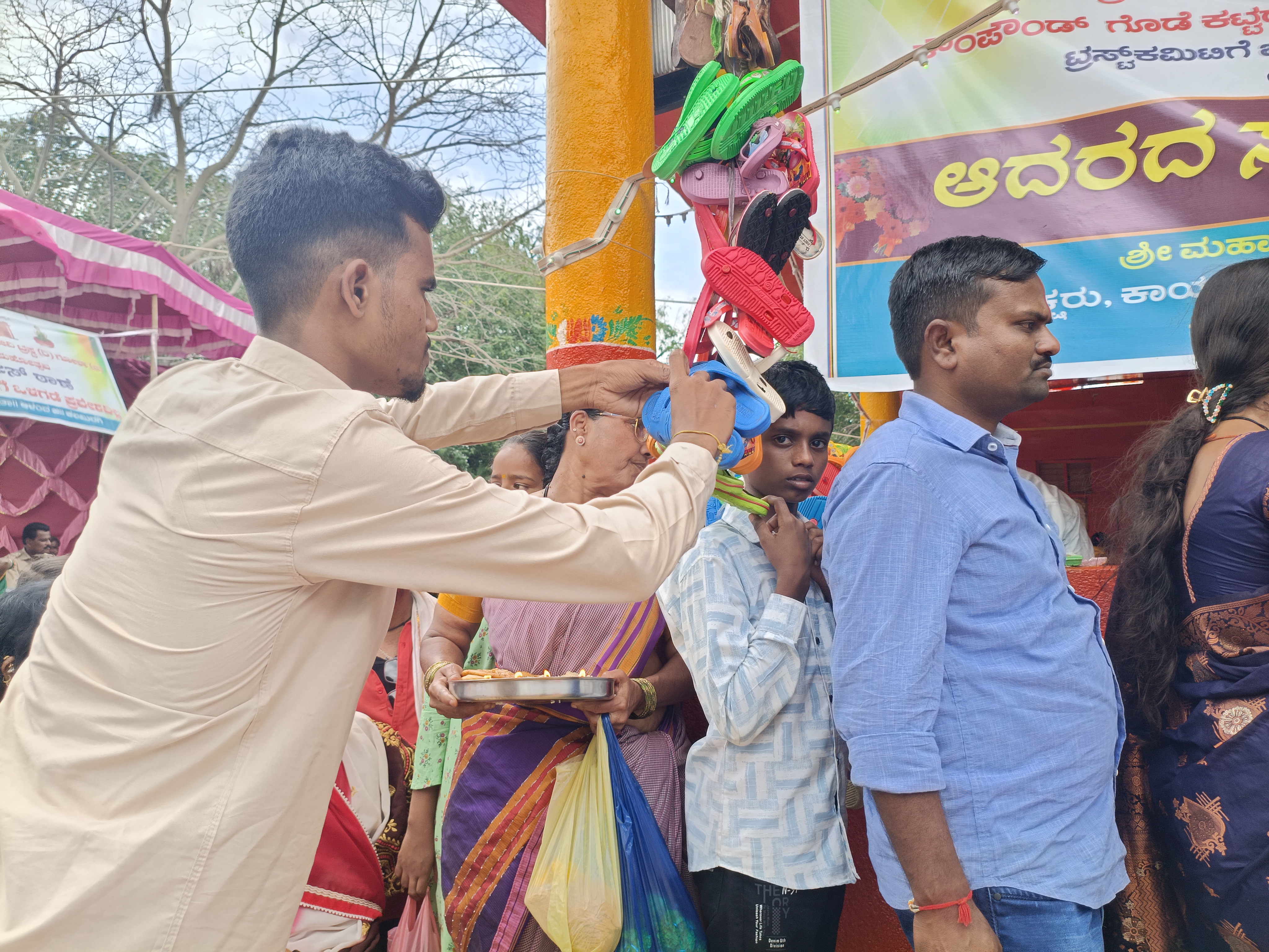 ಲಕ್ಕಮ್ಮ ದೇವಿ ಜಾತ್ರೆಯಲ್ಲಿ ಹರಕೆ ಹೊತ್ತು ಚಪ್ಪಲಿ ಕಟ್ಟಿದ ಯುವಕ