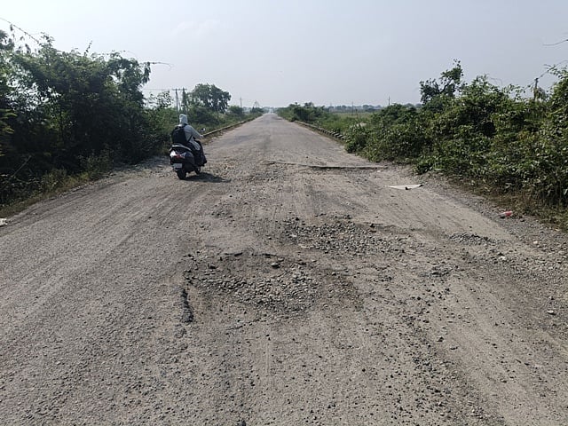 ವಡಗೇರಾ | ಗುಂಡಿಗಳ ದರ್ಬಾರ್ : ಸುಗಮ ಸಂಚಾರಕ್ಕೆ ಹೈರಾಣ