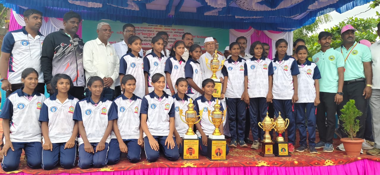 ಮೂಡಲಗಿ ತಾಲ್ಲೂಕಿನ ನಾಗನೂರದಲ್ಲಿ ಜರುಗಿದ ಶಿಕ್ಷಣ ಇಲಾಖೆಯ ವಿಭಾಗ ಮಟ್ಟದ ಬಾಲಕಿಯರ ಕೊಕ್ಕೊದಲ್ಲಿ ಚಾಂಪಿಯಿನಷಿಪ್‌ ಪಡೆದ ಚಿಕ್ಕೊಡಿ ಶೈಕ್ಷಣಿಕ ಜಿಲ್ಲೆಯ ತಂಡದ ಕ್ರೀಡಾಪಟುಗಳು ಪಾರಿತೋಷಕ ಪಡೆದುಕೊಂಡರು. 