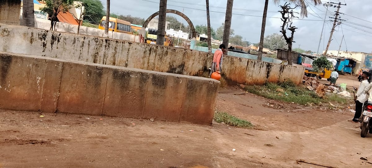 ರೋಣ | ನಿಲ್ಲದ ಬಯಲು ಬಹಿರ್ದೆಸೆ: ವಿದ್ಯಾರ್ಥಿಗಳಿಗೆ ನಿತ್ಯ ಹಿಂಸೆ