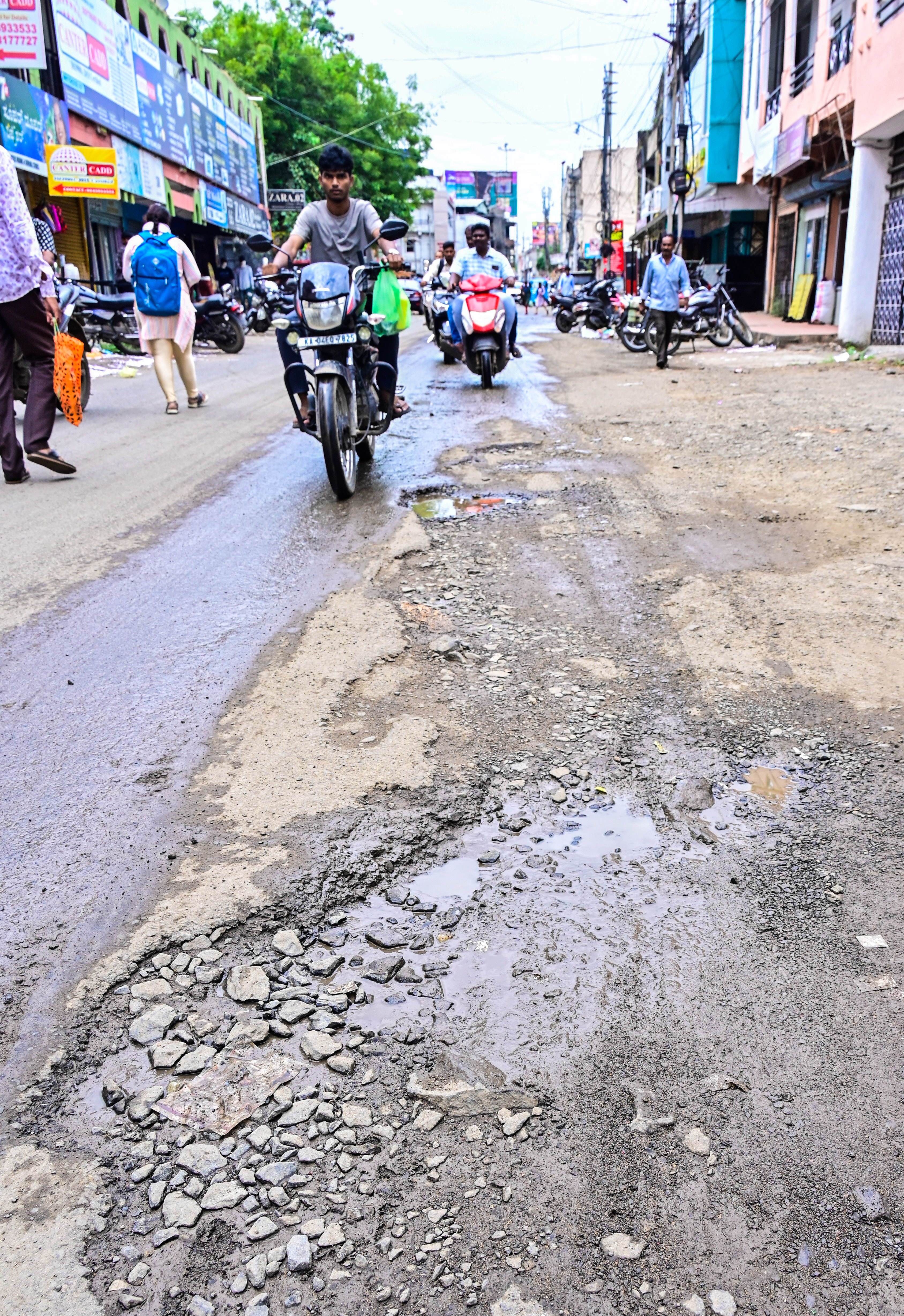 ಕಲಬುರಗಿಯ ಎಸ್‌ವಿಪಿ ವೃತ್ತದಿಂದ ಪಿಡಿಎ ಕಾಲೇಜಿಗೆ ಹೊಗವ ರಸ್ತೆ ಗುಂಡಿಗಳು ಬಿದ್ದಿರುವುದ‌ರಿಂದ ಸಂಚಾರಕ್ಕೆ ತೊಂದರೆ ಉಂಟಾಗಿ‌ದೆ.ಪ್ರಜಾವಾಣಿ ಚಿತ್ರ