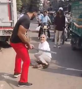 ನಡುರಸ್ತೆಯಲ್ಲಿ ಹಿರಿಯ ನಾಗರಿಕನನ್ನು ರಾಡ್‌ನಿಂದ ರಕ್ತ ಬರುವಂತೆ ಥಳಿಸಿದ ಯುವಕ!