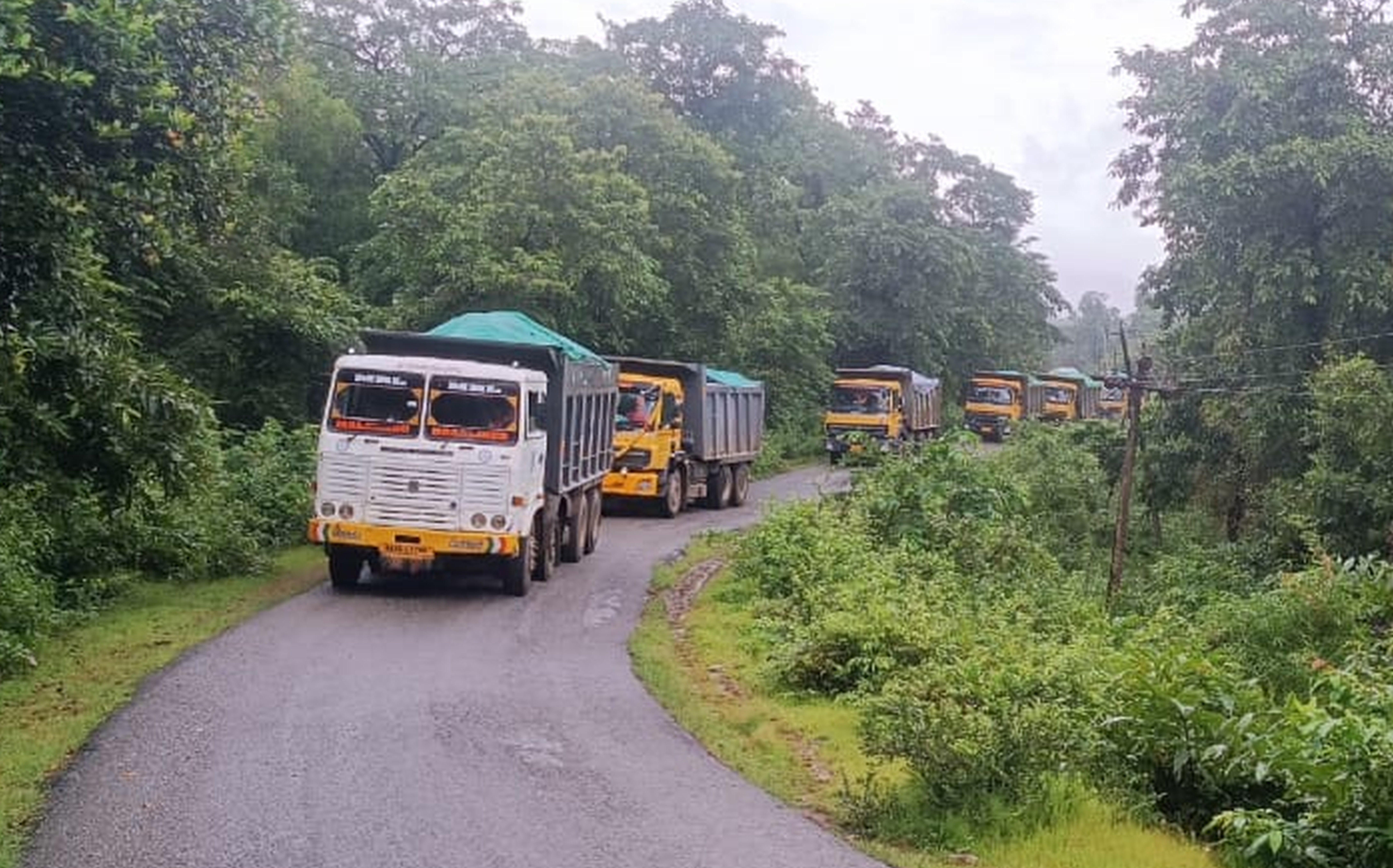 ಕಾರವಾರ ತಾಲ್ಲೂಕಿನ ಕಡಿಯೆ ಗ್ರಾಮದ ಸಮೀಪ ಭಾರಿ ಗಾತ್ರದ ವಾಹನ ರಸ್ತೆಯಲ್ಲಿ ಸಿಲುಕಿದ್ದರಿಂದ ರಾಜ್ಯ ಹೆದ್ದಾರಿಯಲ್ಲಿ ಟ್ರಕ್‌ಗಳು ಸಾಲುಗಟ್ಟಿ ನಿಂತಿದ್ದವು