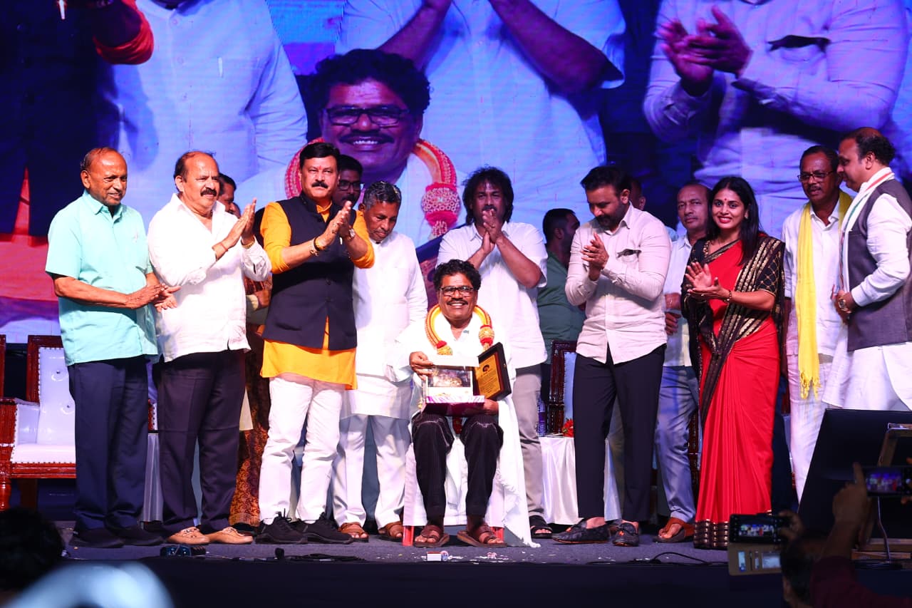 ಕಲಬುರ್ಗಿಯ ರಂಗಕಲಾವಿದ ಜೇವರ್ಗಿ ರಾಜಣ್ಣ ಅವರಿಗೆ ಪ್ರಶಸ್ತಿ ಪ್ರದಾನ ಮಾಡಲಾಯಿತು