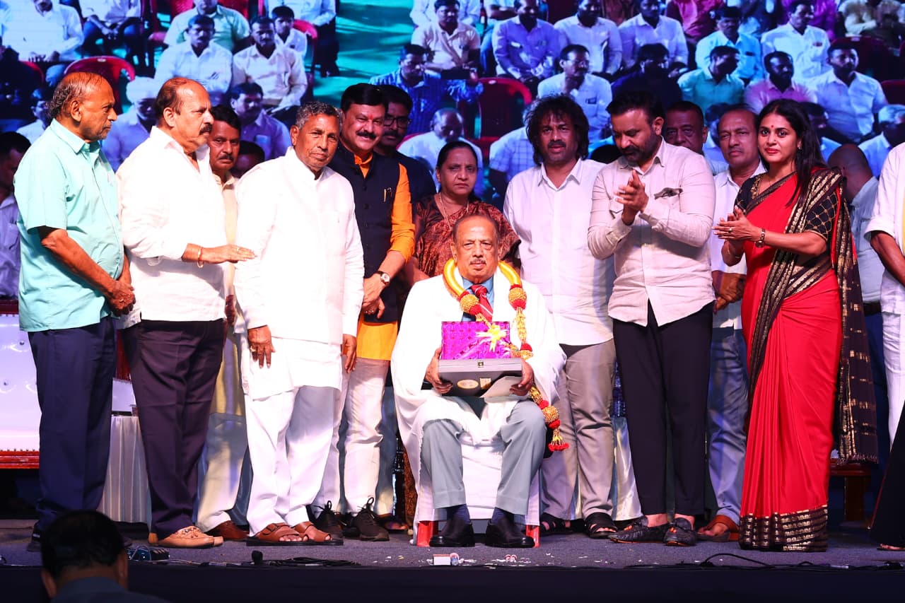 ಬೆಂಗಳೂರಿನ ಗುಬ್ಬಿ ತೋಟದಪ್ಪ ಧರ್ಮಸಂಸ್ಥೆ ಪರವಾಗಿ ನಿವೃತ್ತ ಪೊಲೀಸ್ ಮಹಾನಿರ್ದೇಶಕ ಎಲ್.ರೇವಣಸಿದ್ದಯ್ಯ ಅವರಿಗೆ ಪ್ರಶಸ್ತಿ ಪ್ರದಾನ ಮಾಡಲಾಯಿತು