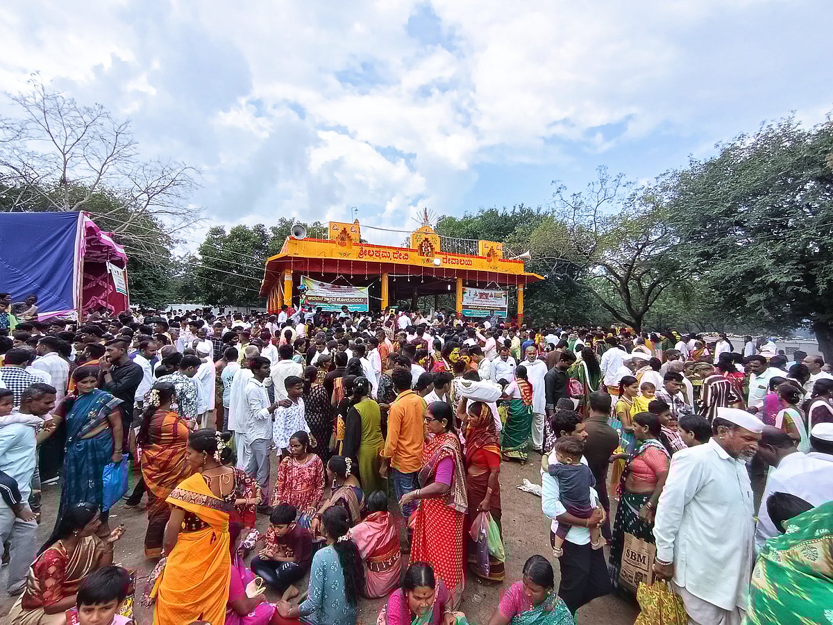 ಕಲಬುರಗಿ|ಲಕ್ಕಮ್ಮದೇವಿಗೆ ಬೆನ್ನ ಹಿಂದೆ ಪೂಜೆ; ಹೊಸ ಚಪ್ಪಲಿ ಅರ್ಪಿಸಿ ದೇವಿಗೆ ಹರಕೆ