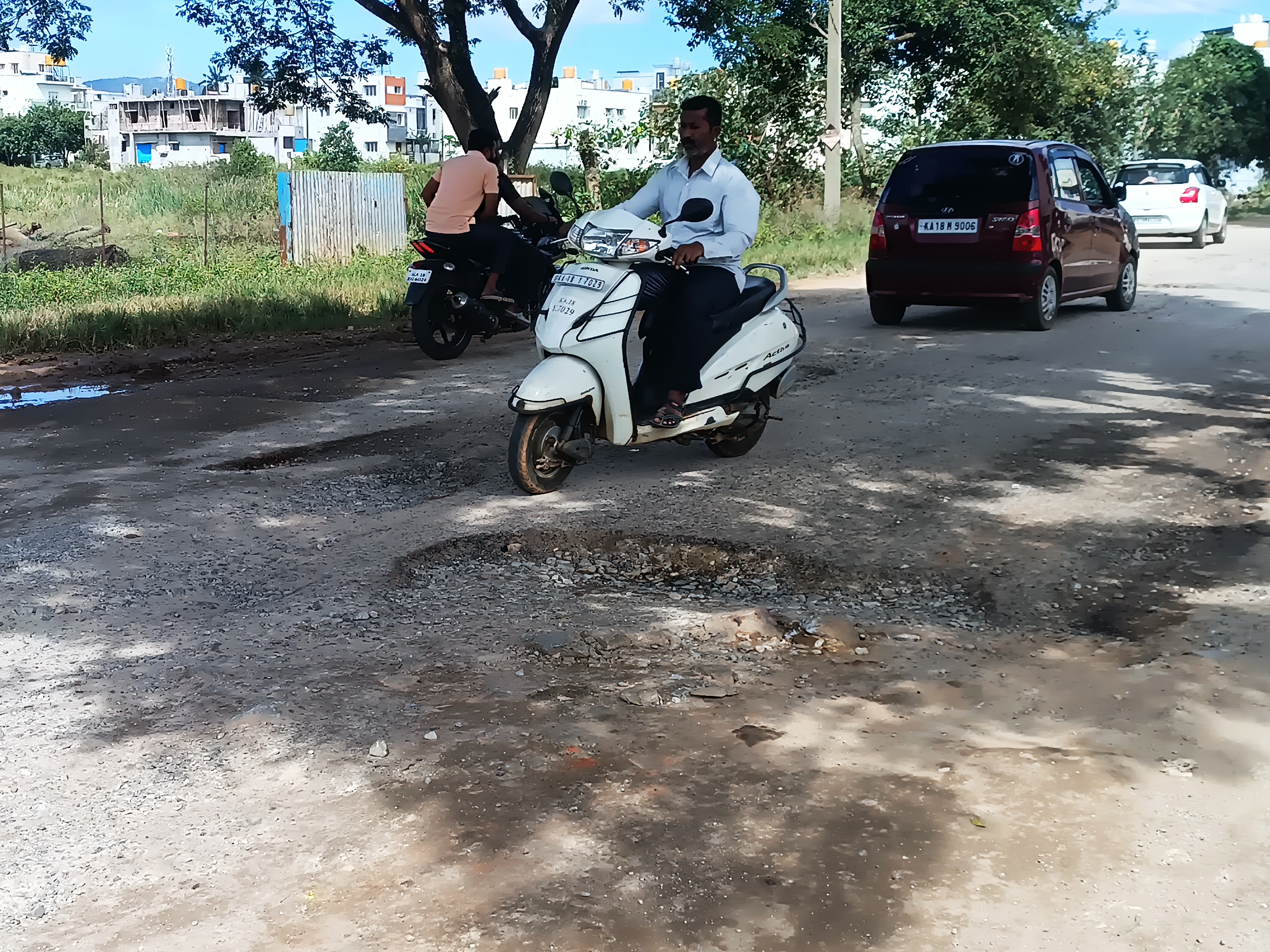 ಬೈಪಾಸ್ ರಸ್ತೆಯಿಂದ ನಗರಕ್ಕೆ ಸಂಪರ್ಕ ಕಲ್ಪಿಸುವ ರಸ್ತೆಯಲ್ಲಿ ಗುಂಡಿಗಳ ನಡುವೆ ವಾಹನ ಸಂಚಾರ