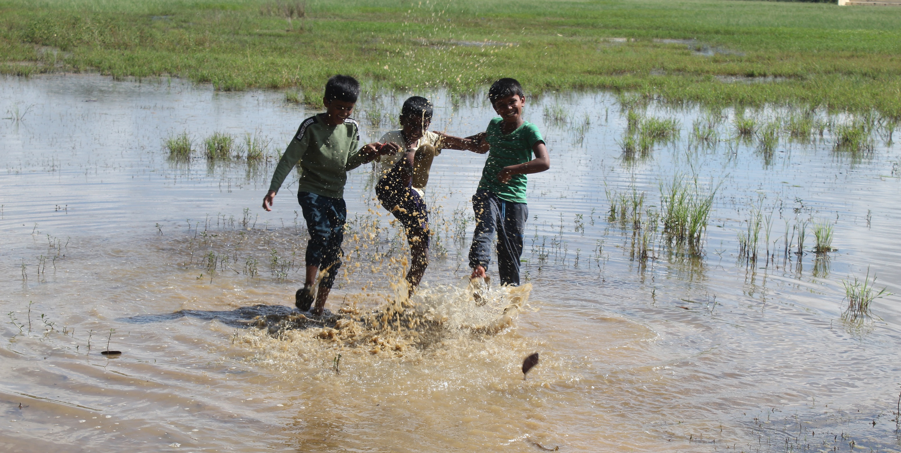 ಆನೇಕಲ್ ತಾಲ್ಲೂಕು ಕ್ರೀಡಾಂಗಣದಲ್ಲಿ ಚಿಣ್ಣರ ನೀರಾಟ