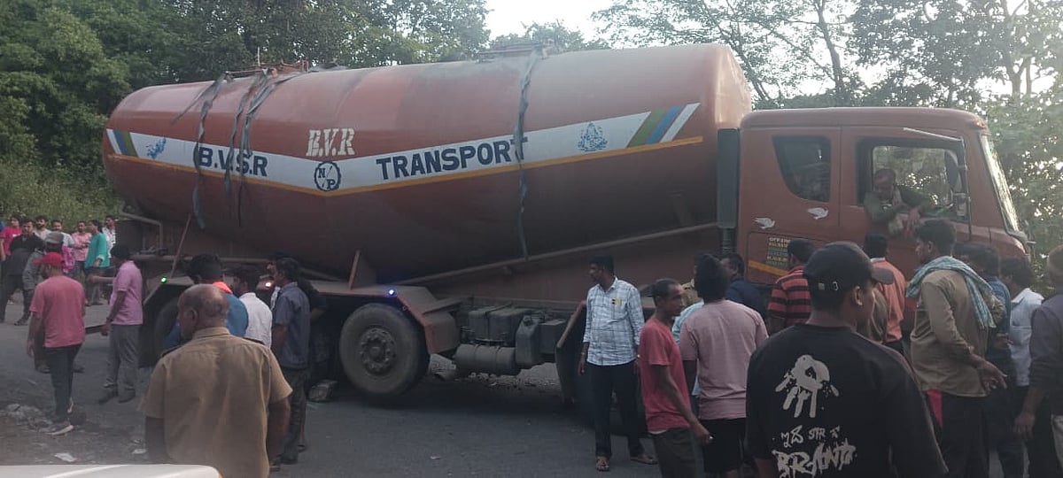 ಚಾರ್ಮಾಡಿ ಘಾಟಿಯಲ್ಲಿ ಸಿಲುಕಿದ ಟ್ಯಾಂಕರ್: ಸಂಚಾರ ಅಸ್ತವ್ಯಸ್ತ
