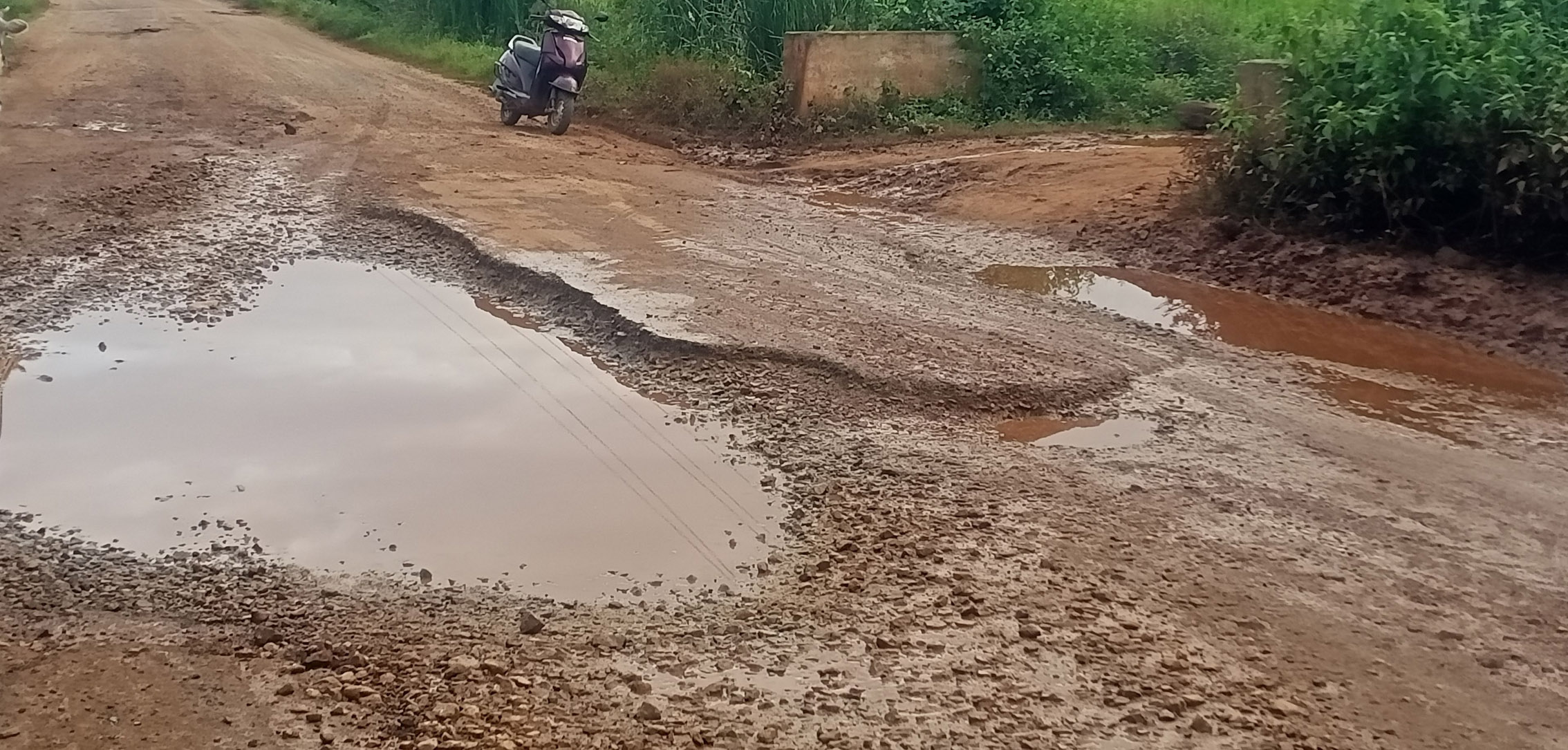 ಮುಂಡರಗಿ ತಾಲ್ಲೂಕಿನ ಶಿಂಗಟಾಲೂರ ಹಾಗೂ ಶೀರನಹಳ್ಳಿ ಗ್ರಾಮ ಮಧ್ಯದ ಮುಖ್ಯ ರಸ್ತೆಯಲ್ಲಿರುವ ಗುಂಡಿಗಳು 
