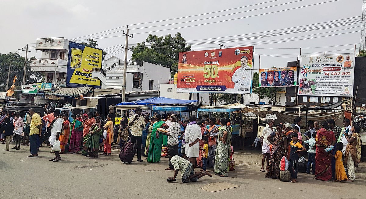 ಕಂಪ್ಲಿಯಲ್ಲಿ ಪಾಳುಬಿದ್ದ ತಂಗುದಾಣಗಳು:  ನಗರೋತ್ಥಾನ, ಸಂಸದರ ಅನುದಾನ ವ್ಯರ್ಥ