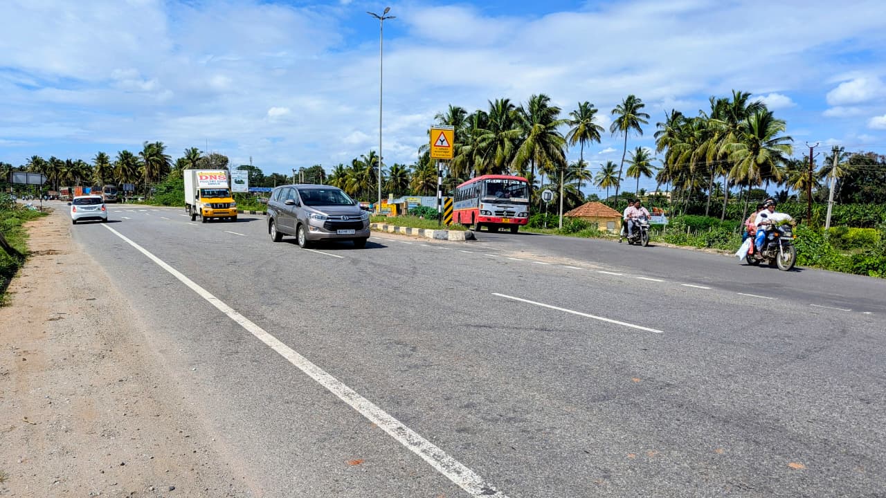 ಸೋಮವಾರಪೇಟೆ ಜಂಕ್ಷನ್‌ನಲ್ಲಿ ಹೆದ್ದಾರಿಯಲ್ಲಿ ಅಡ್ಡಾದಿಡ್ಡಿಯಾಗಿ ವಾಹನಗಳು ಸಂಚರಿಸುತ್ತಿರುವುದು