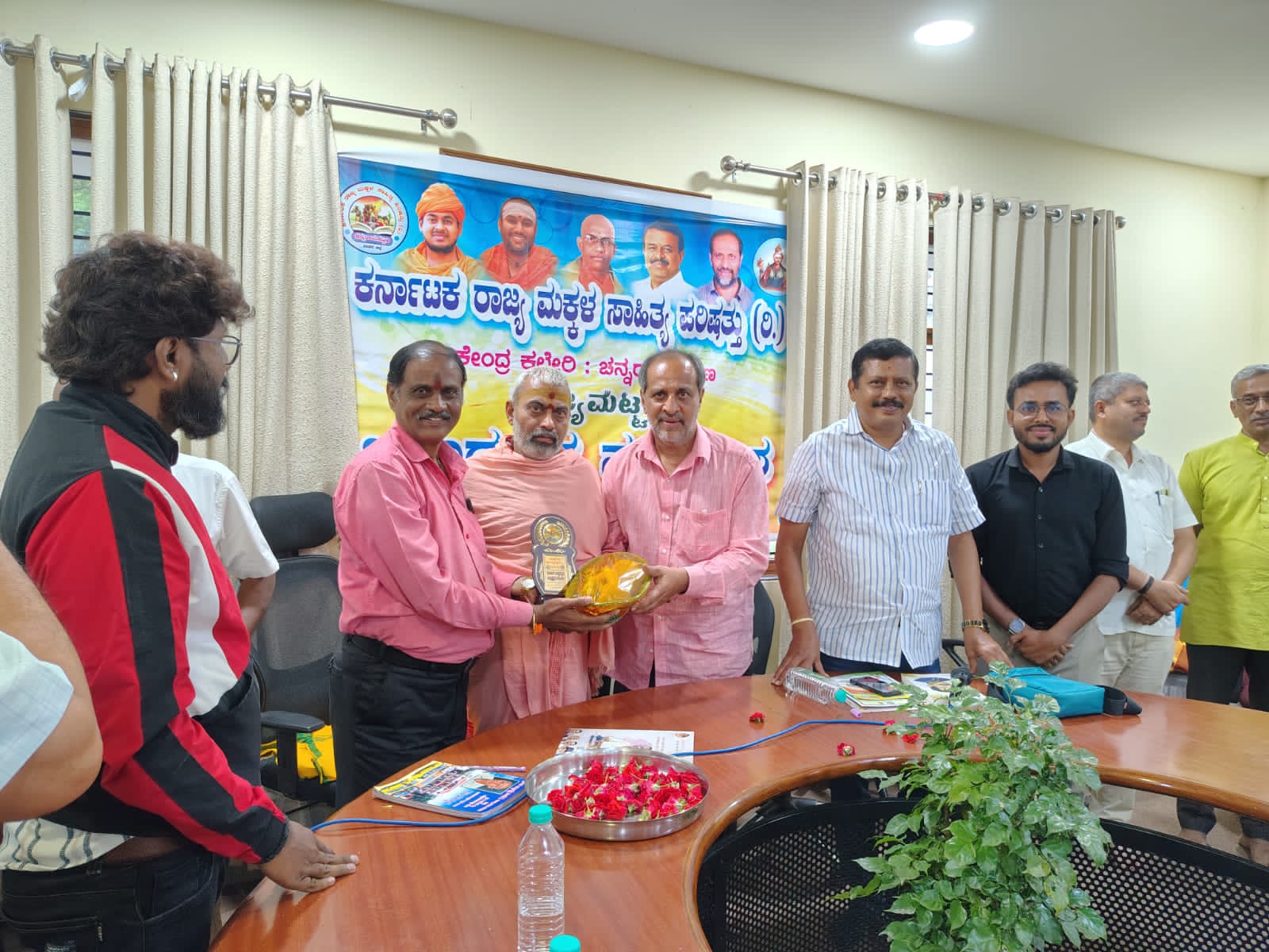 ಶ್ರವಣಬೆಳಗೊಳದಲ್ಲಿ ಜರುಗಿದ ರಾಜ್ಯ ಮಕ್ಕಳ ಸಾಹಿತ್ಯ ಪರಿಷತ್ತಿನ ಸಮಾರೋಪ ಸಮಾರಂಭದಲ್ಲಿ ಜಿಲ್ಲಾಧ್ಯಕ್ಷರುಗಳನ್ನು ಎಂ.ಎ.ಗೋಪಾಲಸ್ವಾಮಿ ಸನ್ಮಾನ ಮಾಡಿದ ಸಂದರ್ಭದಲ್ಲಿ ಸಿ.ಎನ್.ಅಶೋಕ್ ಇದ್ದರು.