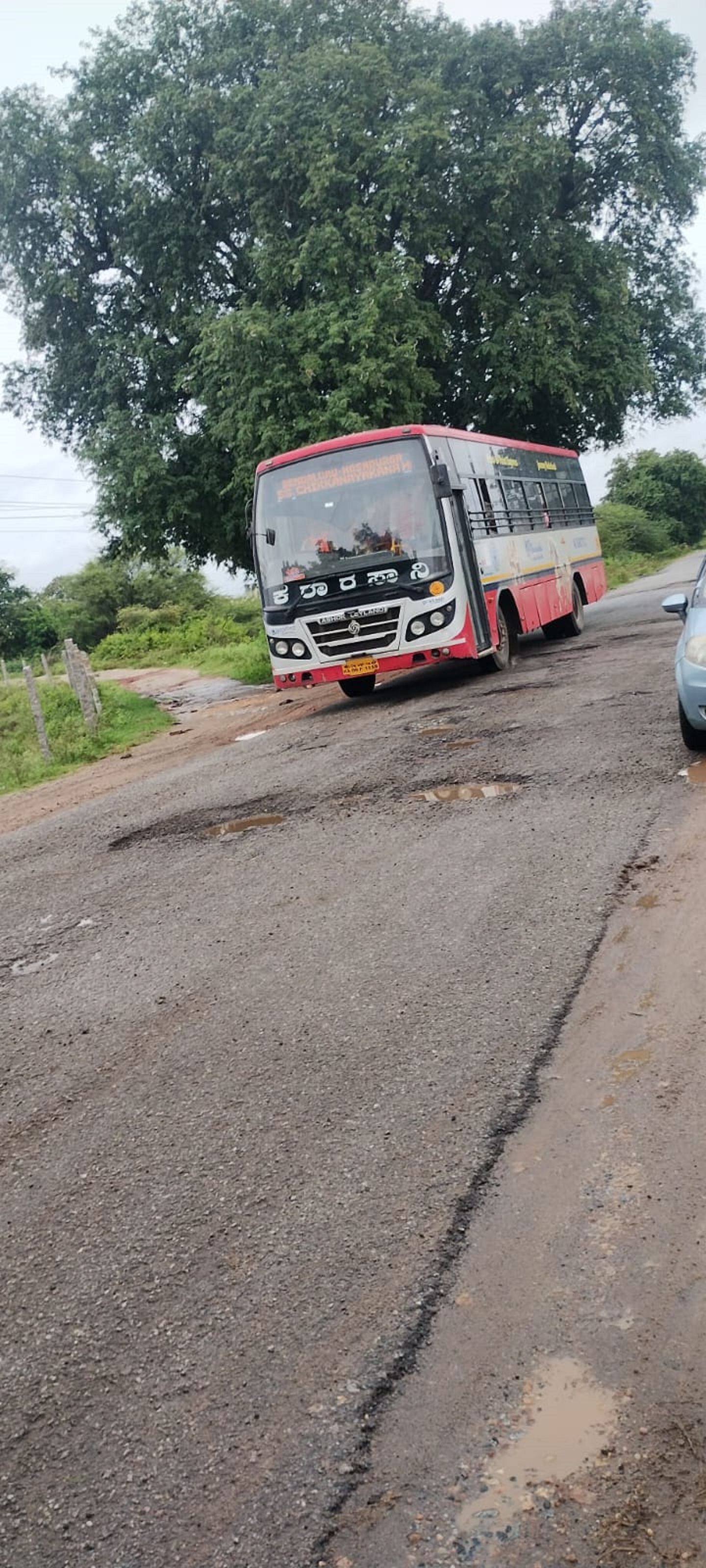 ಗುಂಡಿಮಯ ರಸ್ತೆಯಲ್ಲಿ ನಿಧಾನವಾಗಿ ಸಾಗುತ್ತಿರುವ ಬಸ್