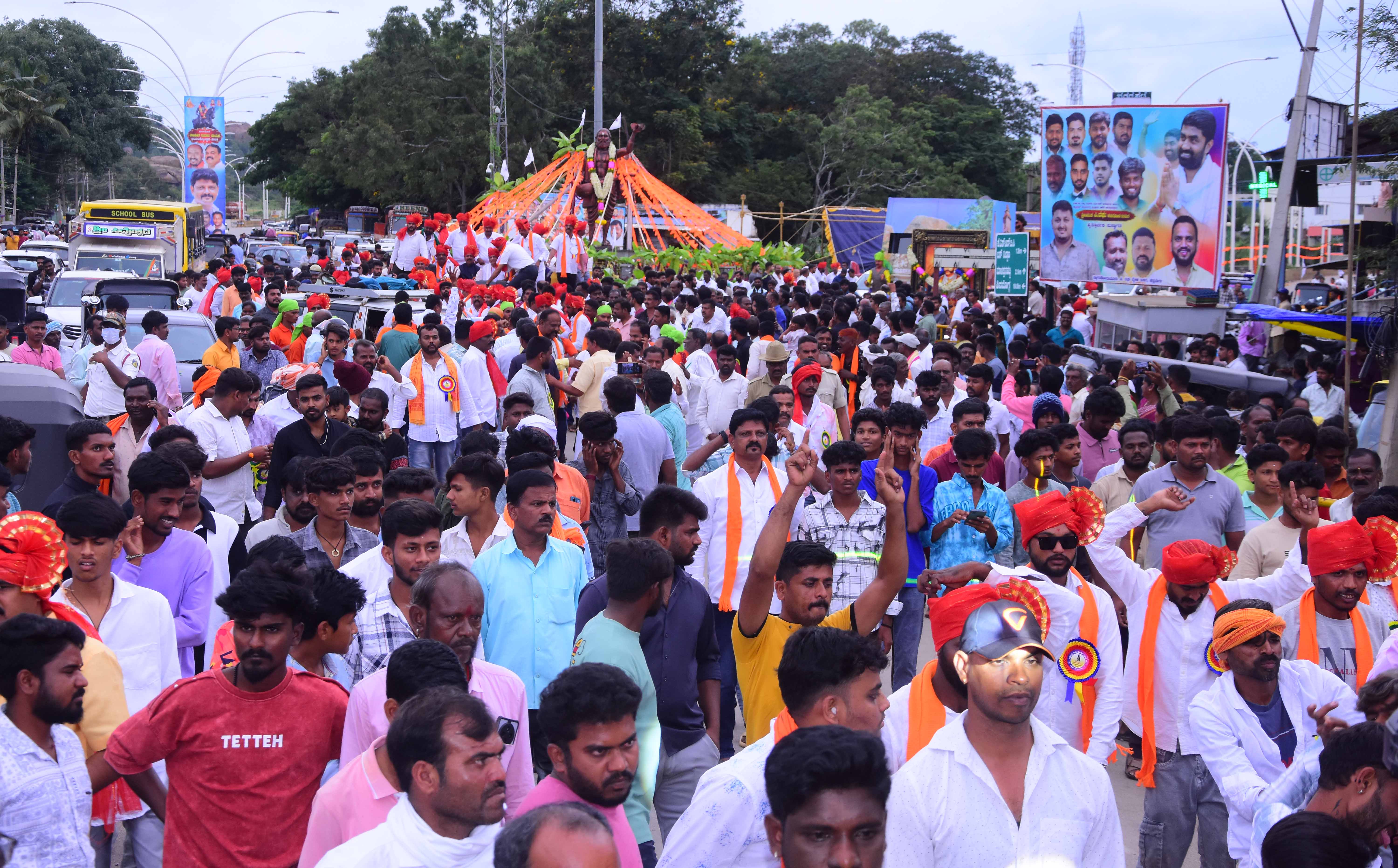 ಮದಕರಿ ನಾಯಕರ ಭಾವಚಿತ್ರ ಮೆರವಣಿಗೆಯಲ್ಲಿ ಪಾಲ್ಗೊಂಡಿದ್ದ ಜನಸ್ತೋಮ