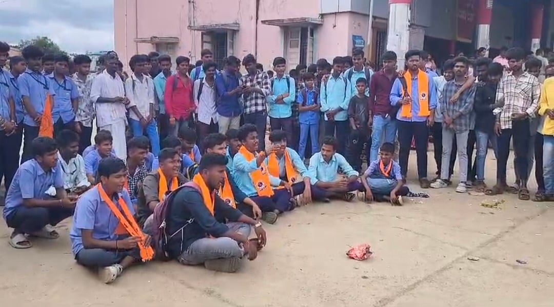 ಶಿರಹಟ್ಟಿ: ಸಾರಿಗೆ ಸೌಲಭ್ಯ ಕಲ್ಪಿಸುವಂತೆ ಒತ್ತಾಯಿಸಿ ಬಸ್ ನಿಲ್ದಾಣ ಬಂದ್