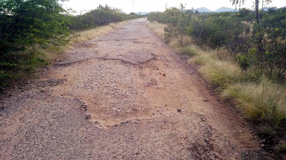 ಪಾವಗಡ | ಹಗಲಲ್ಲೂ ರಸ್ತೆ ಹುಡುಕುವ ಸಾಹಸ; ಸಣ್ಣ ಮಳೆಗೂ ಕಿತ್ತುಹೋಗುವ ಡಾಂಬರು