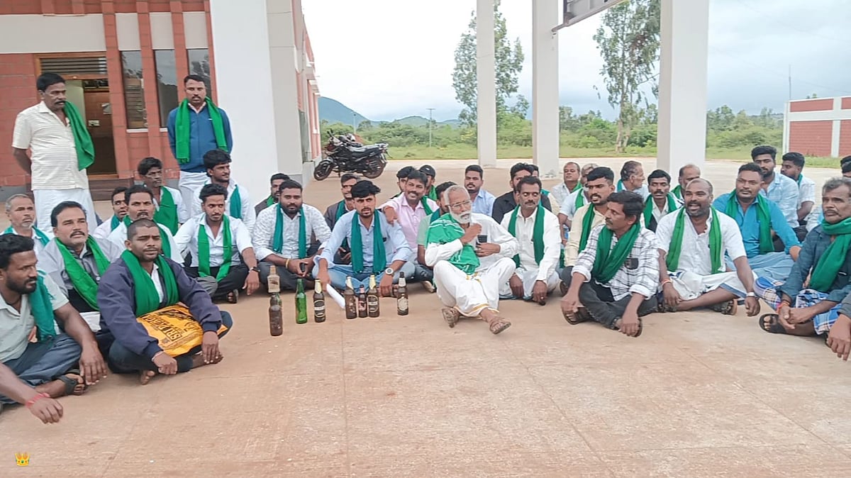 ಕಚೇರಿ ಆವರಣದಲ್ಲಿ ಮದ್ಯದ ಬಾಟಲಿ: ಪ್ರತಿಭಟನೆ